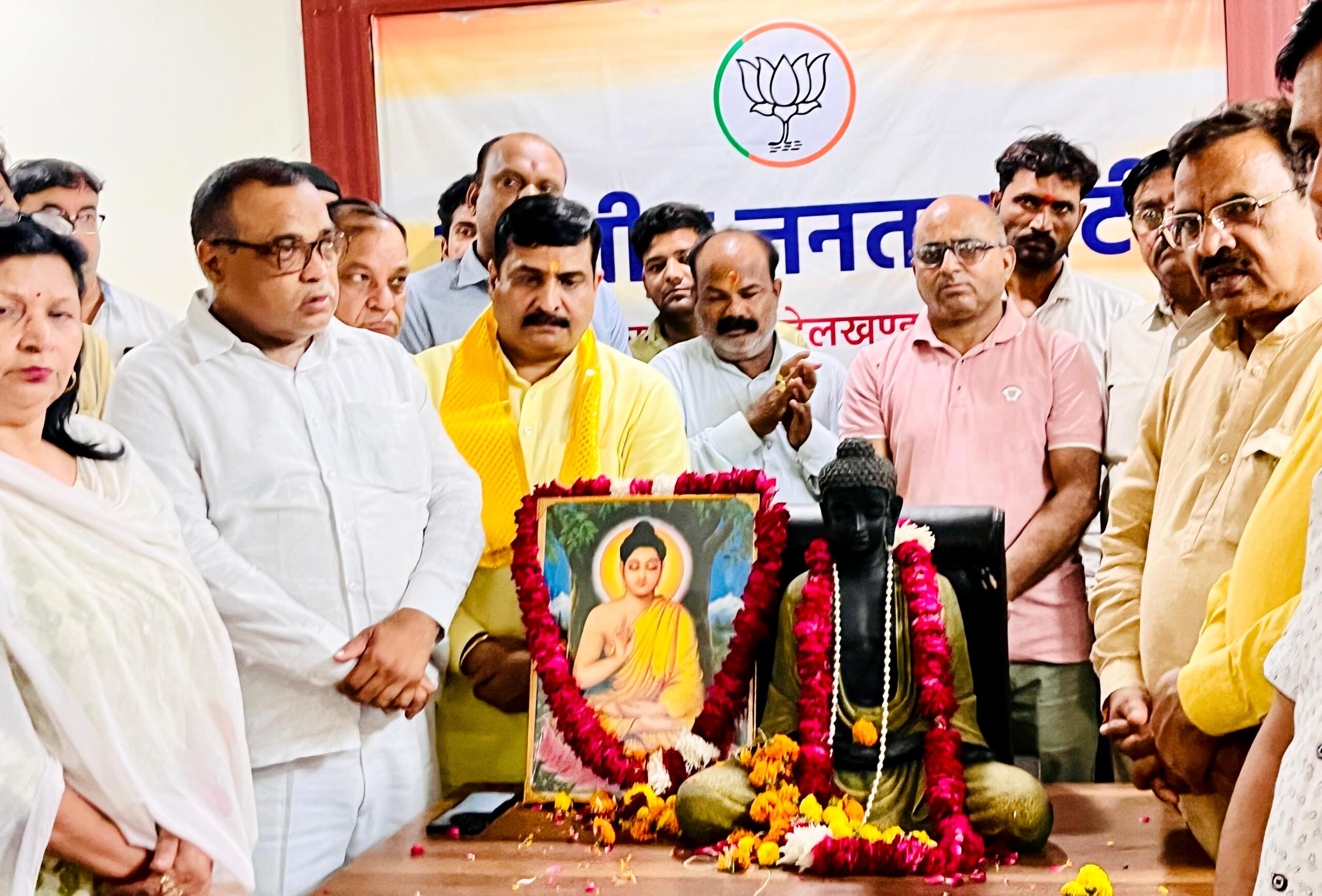 कानपुर में भगवान गौतम बुद्ध का जन्मोत्सव भाजपा क्षेत्रीय कार्यालय नौबस्ता में मनाया गया का छायाचित्र