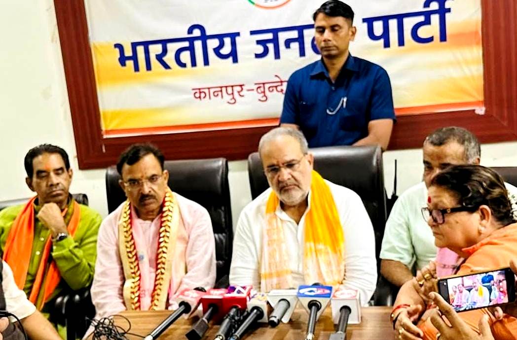 कानपुर में प्रधानमंत्री के प्रस्तावित दौरे को लेकर की गईं तैयारियों की जानकारी देते भाजपा प्रदेश अध्यक्ष चौधरी भूपेंद्र सिंह का छायाचित्र