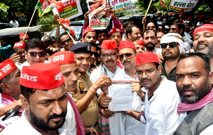 कानपुर में समाजवादी पार्टी द्वारा हल्ला बोल प्रदर्शन किया गया, बिजली के निजीकरण, मंहगाई, बेरोजगारी व महिला उत्पीड़न आदि जनसमस्याओं को लेकर एसीपी कोतवाली के द्वारा राष्ट्रपति के नाम सम्बोधित ज्ञापन सौंपा का छायाचित्र