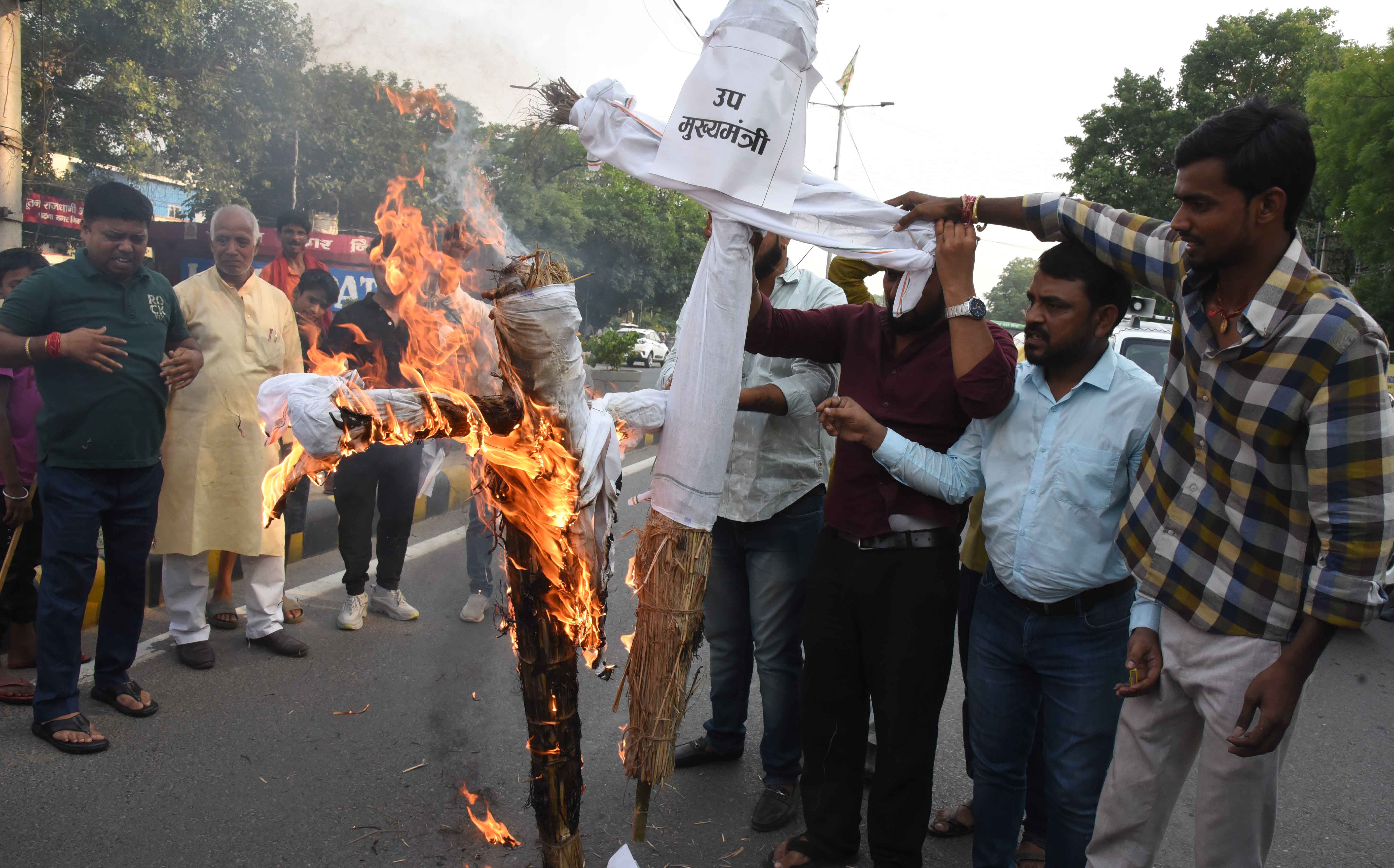 दरभंगा में नेता प्रतिपक्ष लोकसभ राहुल गांधी पर मुक़दमों किये जाने के विरोध में पप्पू यादव समर्थकों के द्वारा बिहार के गृह मंत्री और उप मुख्यमंत्री का पुतला दहन करते दरभंगा में नेता प्रतिपक्ष लोकसभ राहुल गांधी पर मुक़दमों किये जाने के विरोध में पप्पू यादव समर्थकों के द्वारा बिहार के गृह मंत्री और उप मुख्यमंत्री का पुतला दहन करते