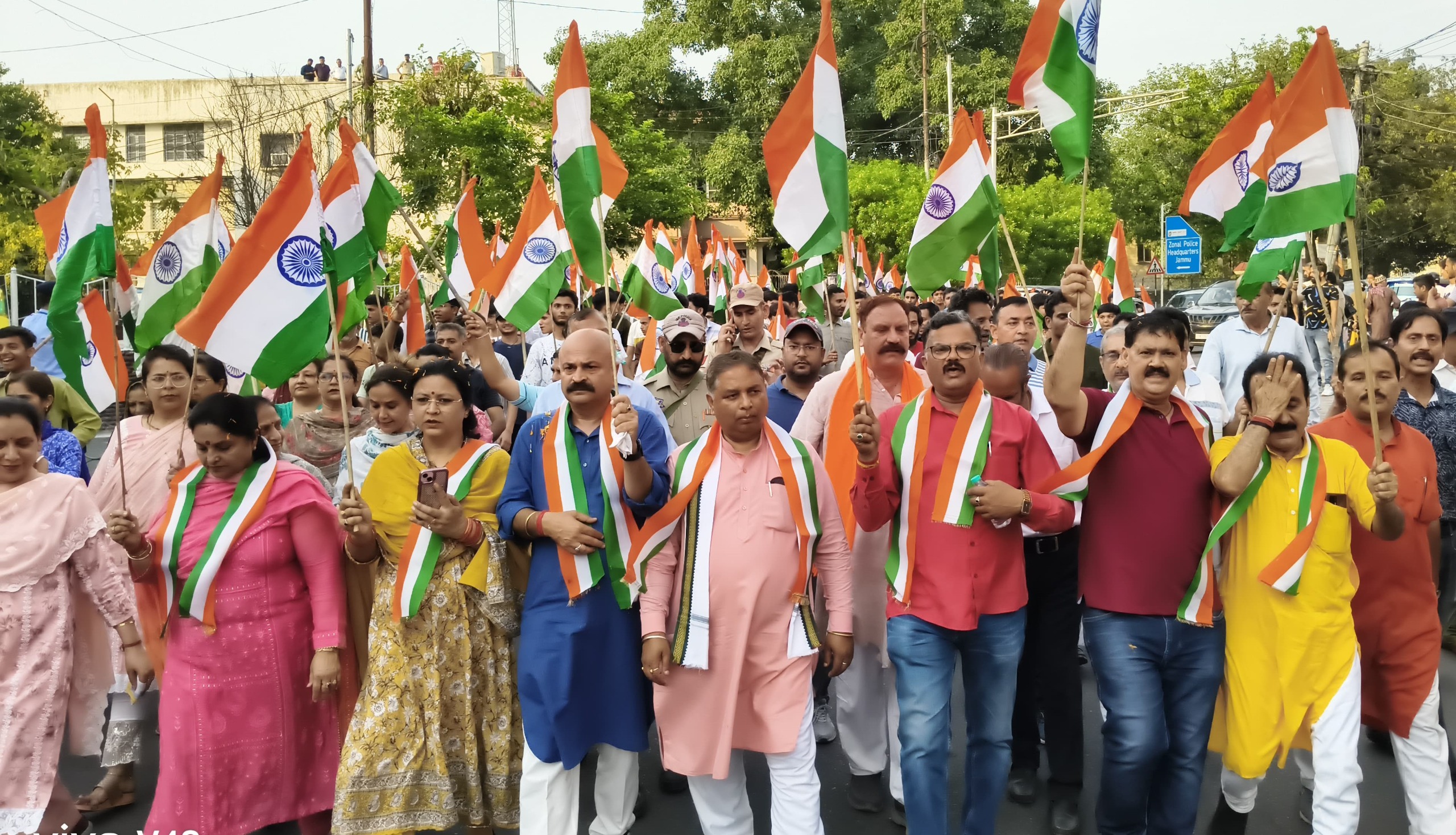 जम्मू में भारतीय सशस्त्र बलों के सम्मान में विशाल तिरंगा यात्रा निकाली गई