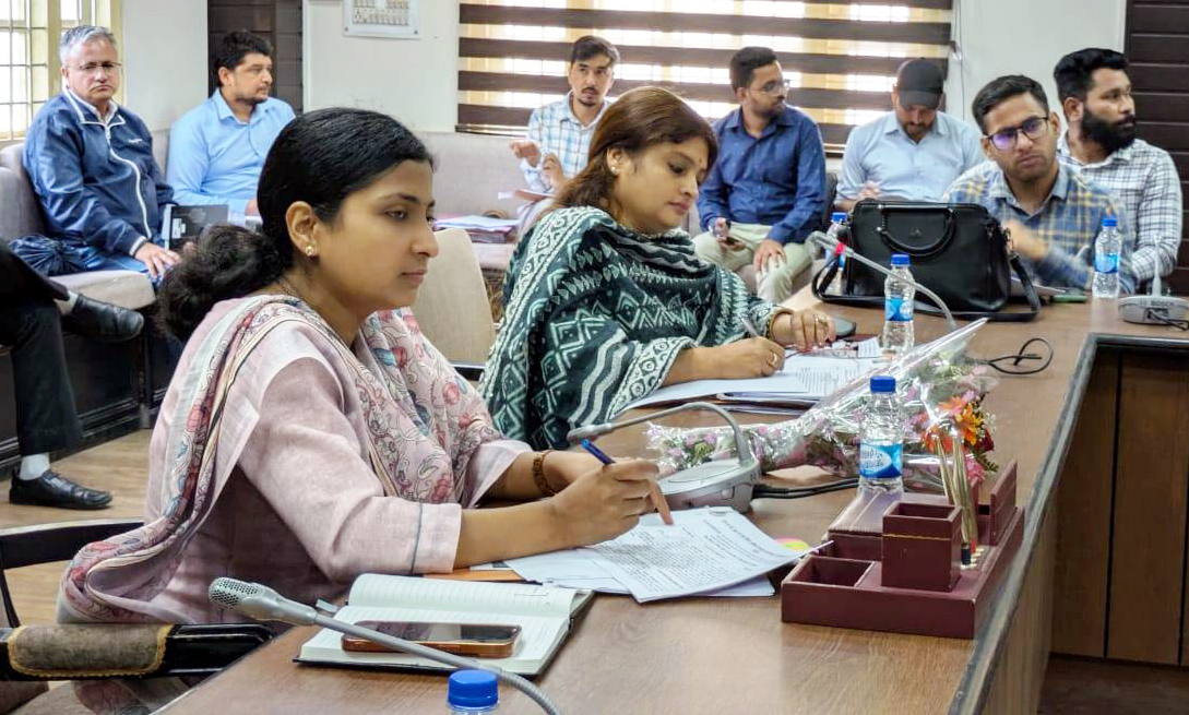 बैठक में उपस्थित सीडीओ एवं जिला उद्योग केंद्र की महाप्रबंधक एवं अन्य अधिकारी। बैठक में उपस्थित सीडीओ एवं जिला उद्योग केंद्र की महाप्रबंधक एवं अन्य अधिकारी।