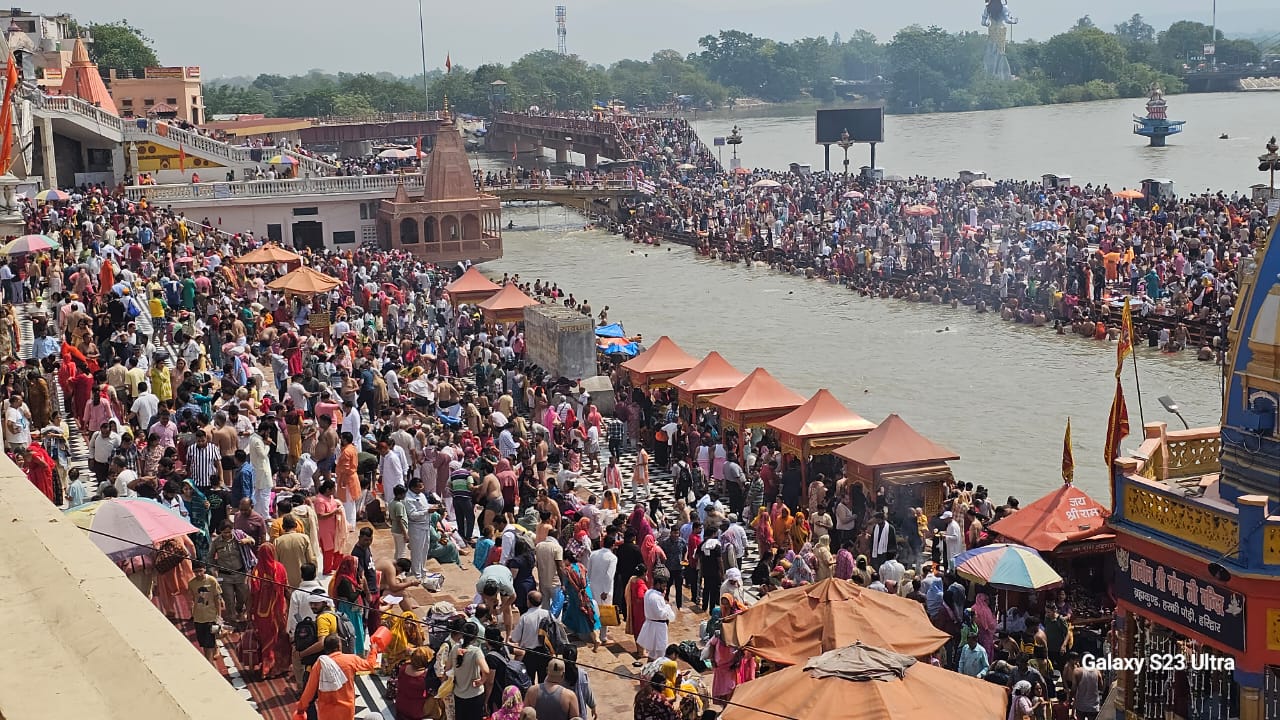 हरिद्वार में हर की पैड़ी पर बुद्ध पूर्णिमा पर्व पर उमड़ा आस्था का सैलाब