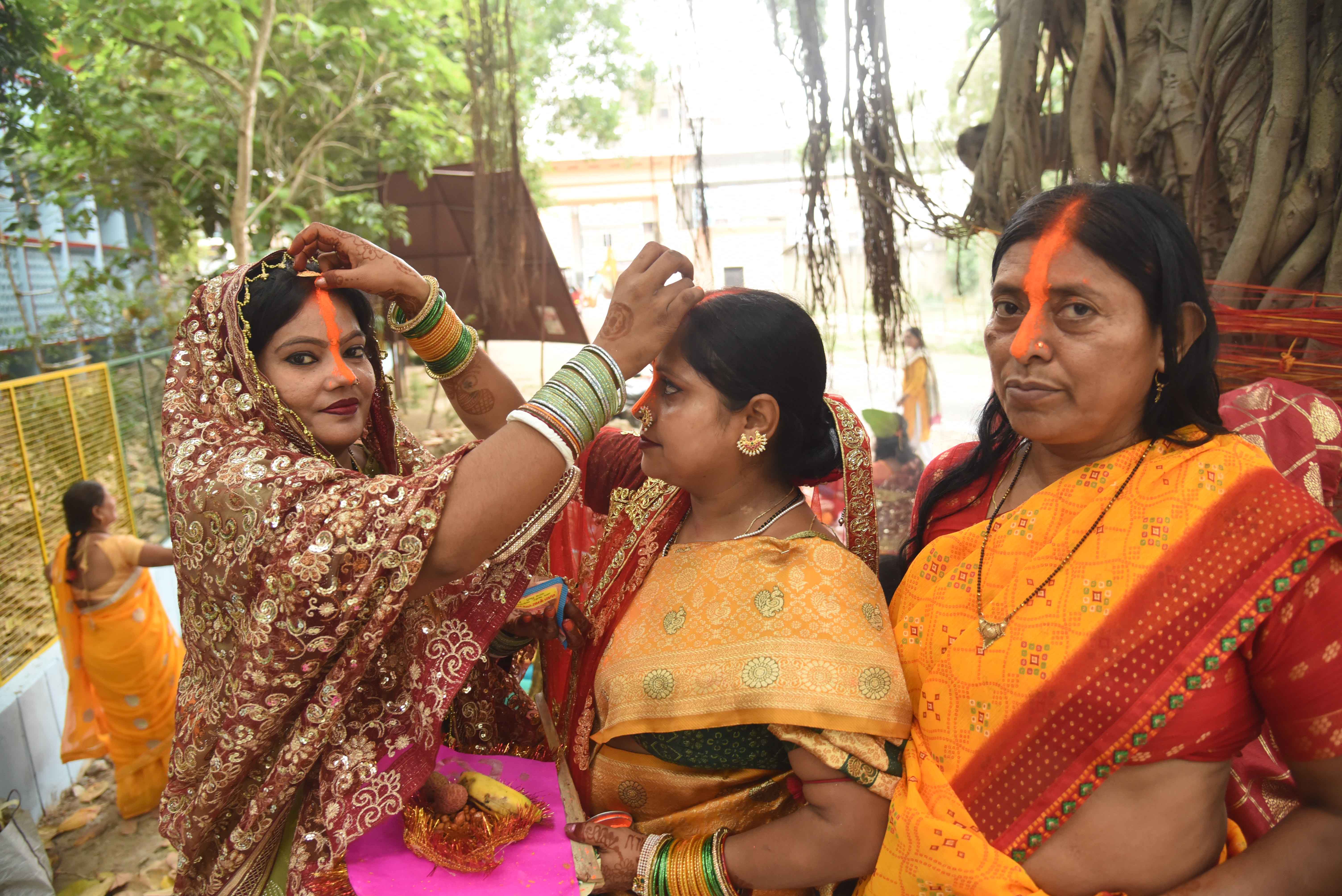 वट सावित्री पूजा के अवसर पर महिलाएं अपने वैवाहिक जीवन की खुशहाली और पति की लंबी आयु की प्रार्थना करती हुई, वट सावित्री पूजा के अवसर पर महिलाएं अपने वैवाहिक जीवन की खुशहाली और पति की लंबी आयु की प्रार्थना करती हुई,