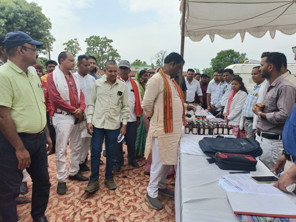 सूरजपुर : समाधान शिविर का किया गया आयोजन, हितग्राहियों को बांटे गए राशन और जॉब कार्ड