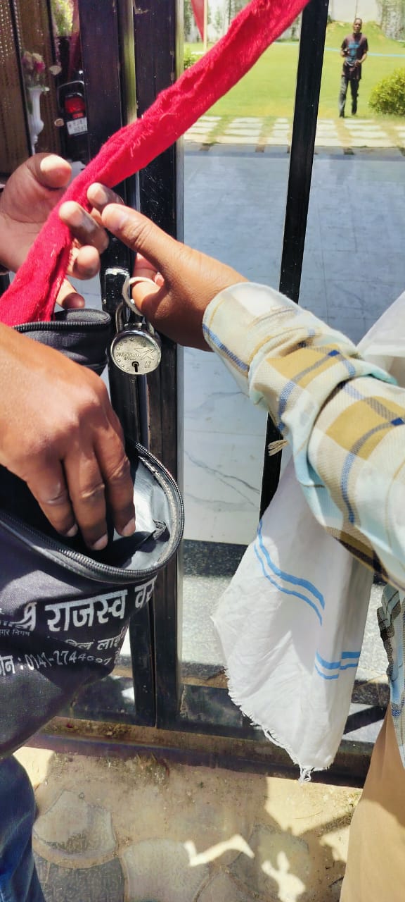अवैध रूप से संचालित मैरिज गार्डनों को निगम ने किया सीज़
