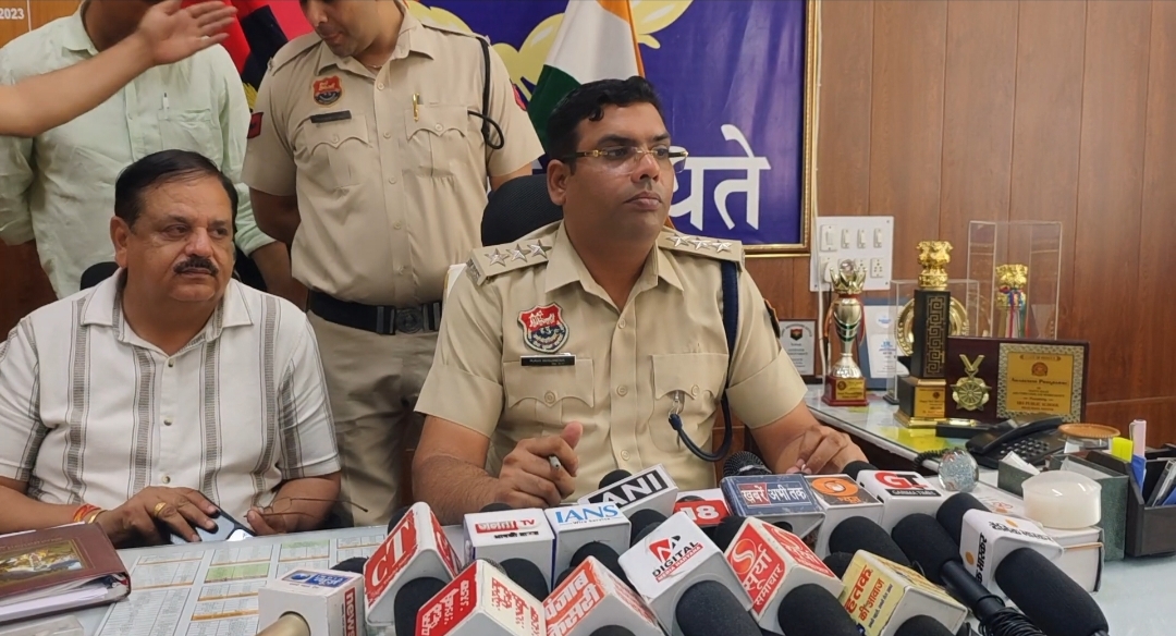 गलियों में खड़ी गाड़ी का शीशा तोड़ महंगे सामान चुराने वाला आरोपी गिरफ़्तार