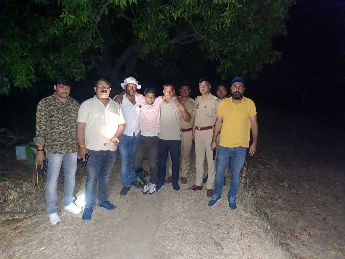 घायल को उपचार के लिए ले जाते पुलिस कर्मी घायल को उपचार के लिए ले जाते पुलिस कर्मी