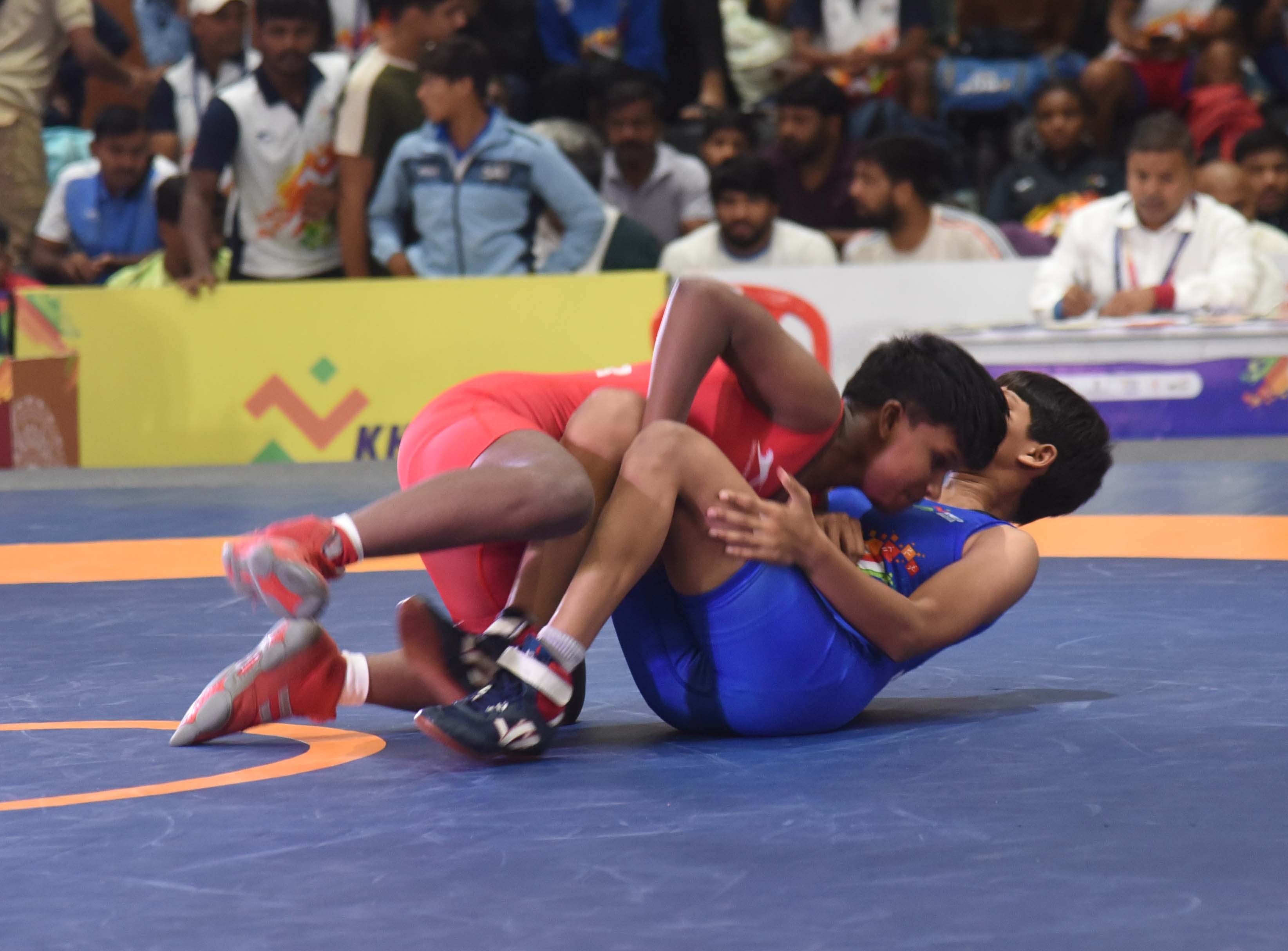 महिला कुश्ती स्पर्धा में बिहार की खिलाड़ी रूपा कुमारी (लाल रंग में) और चंडीगढ़ की खिलाड़ी नवजोत चोपड़ा (खेलो इंडिया यूथ गेम्स 2025) में मैच के दौरान महिला कुश्ती स्पर्धा में बिहार की खिलाड़ी रूपा कुमारी (लाल रंग में) और चंडीगढ़ की खिलाड़ी नवजोत चोपड़ा (खेलो इंडिया यूथ गेम्स 2025) में मैच के दौरान