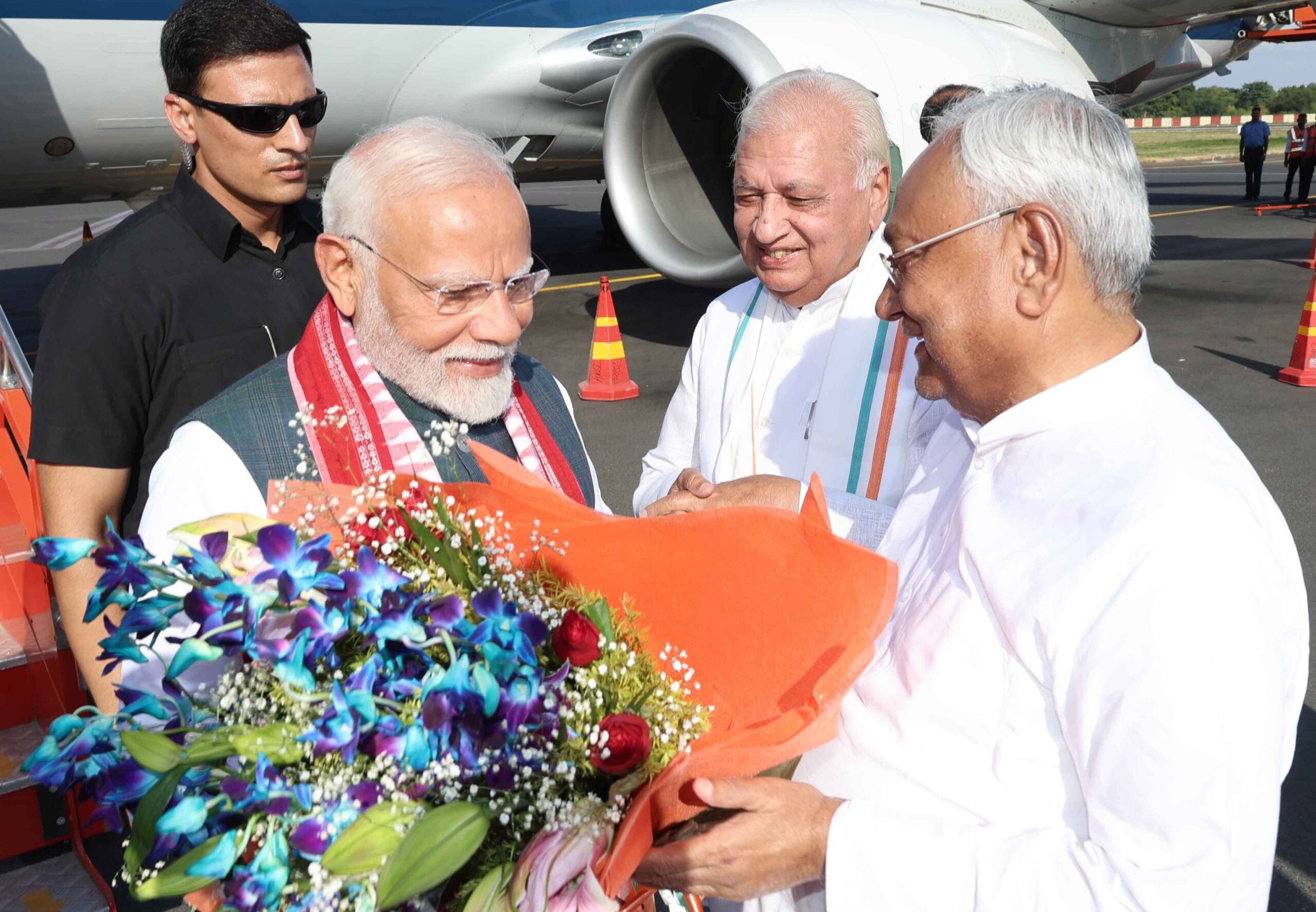 जयप्रकाश नारायण हवाई अड्डे पर प्रधानमंत्री नरेन्द्र मोदी का स्वागत करते मुख्यमंत्री नीतीश कुमार