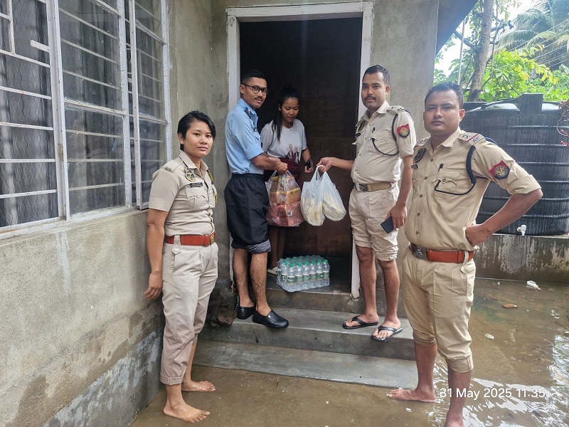 पानी के बीच गर्ल्स हॉस्टल में फंसी 20 लड़कियों को असम पुलिस ने पहुंचायी मदद