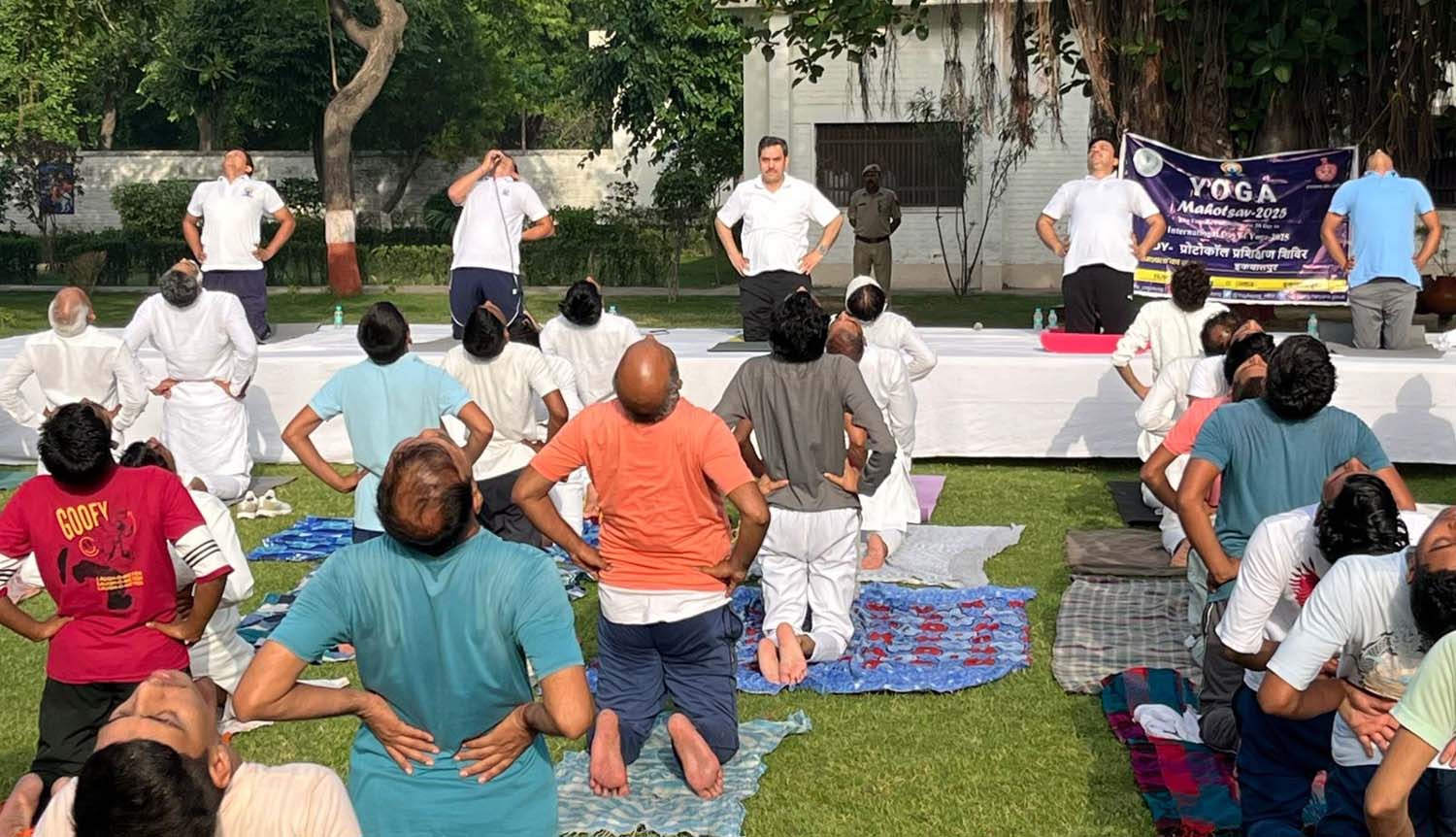 गुरुग्राम जिला जेल में बंदियों ने किया सामूहिक योगाभ्यास