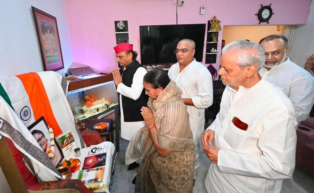 अखिलेश यादव ने पत्रकार के. विक्रम के शोकाकुल परिजनों से मिलकर जताया शोक