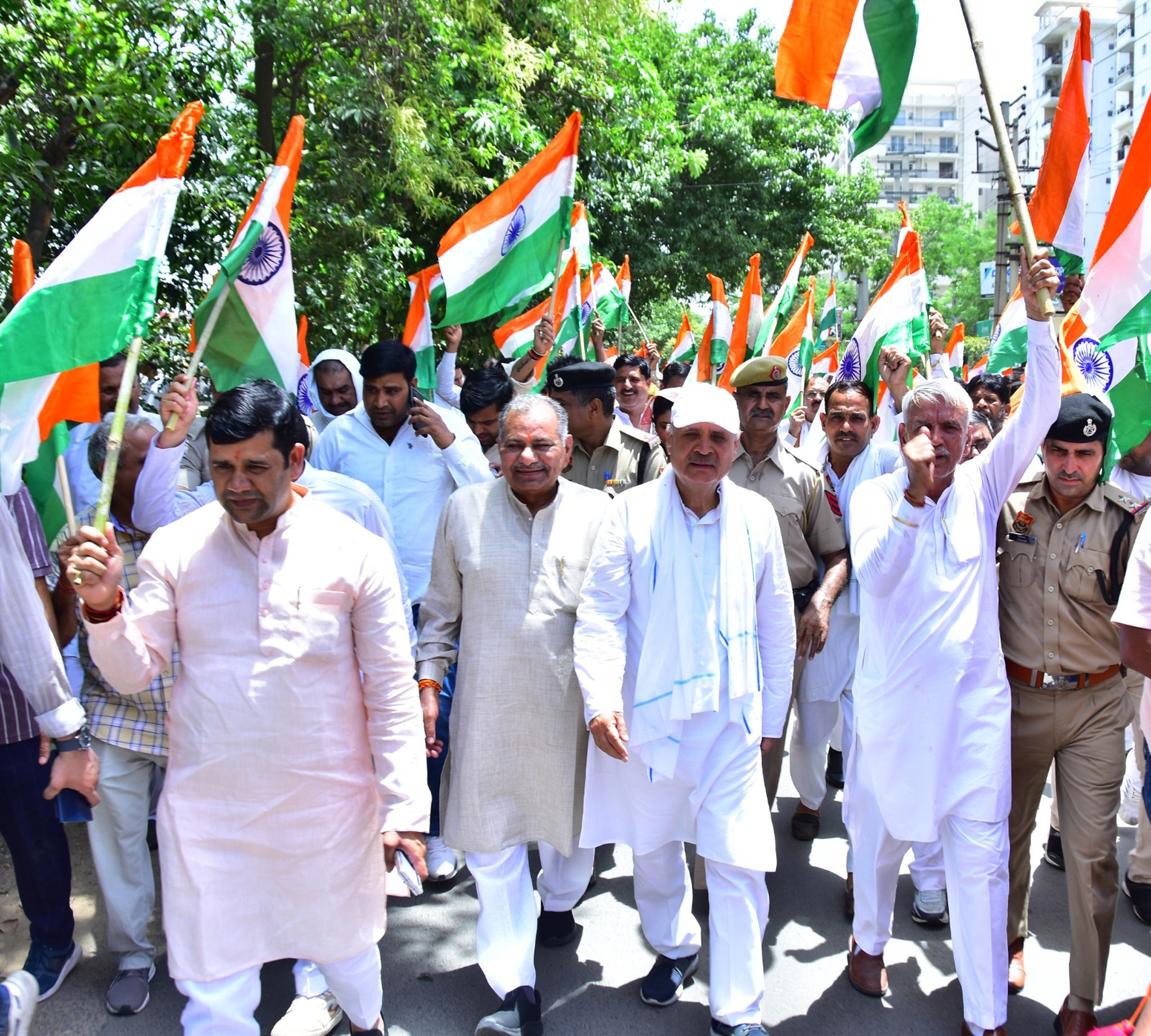 गुरुग्राम जिला के मानेसर से शुक्रवार को तिरंगा यात्रा निकालते केंद्रीय मंत्री राव इंद्रजीत सिंह।