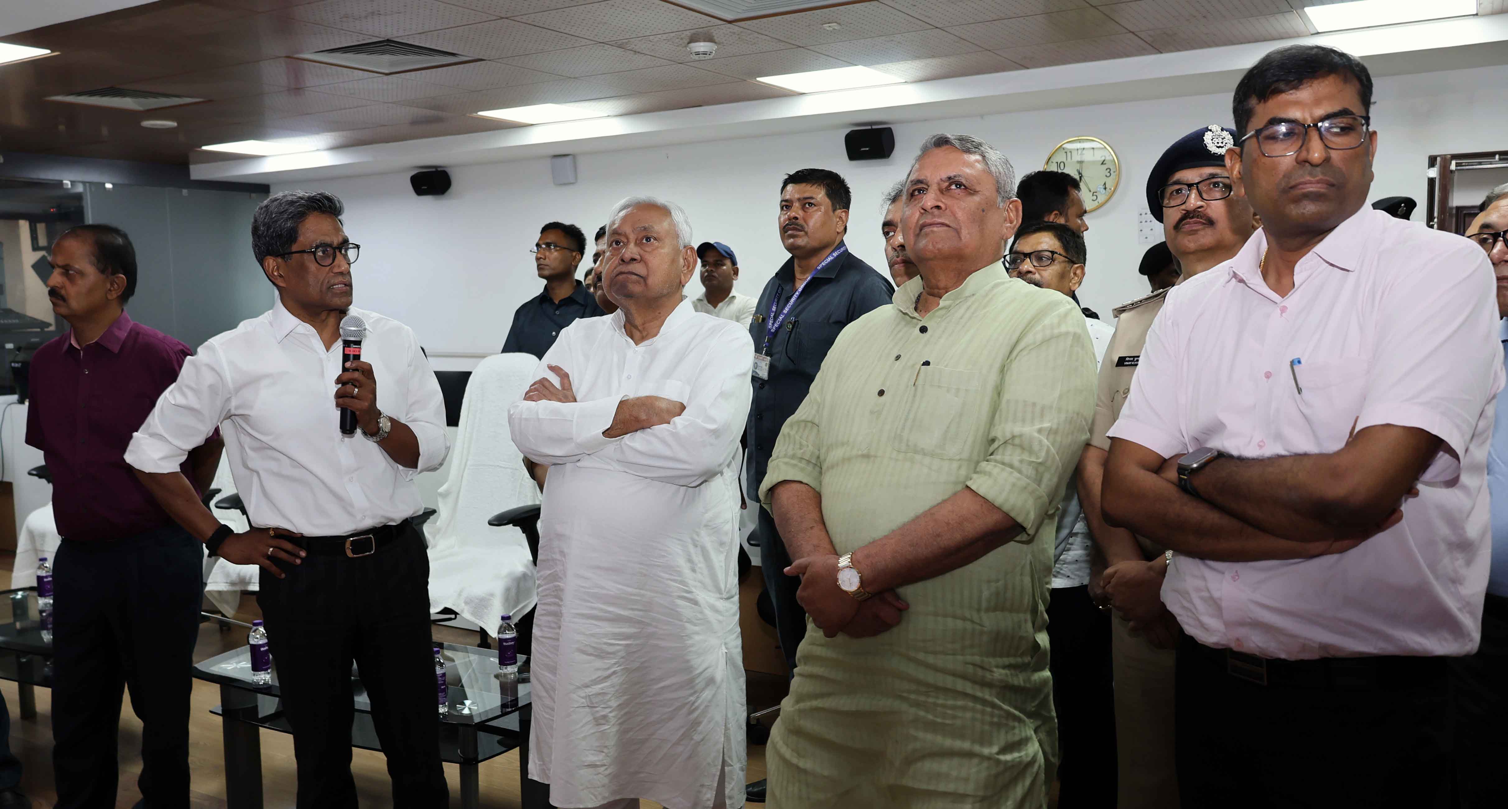 गृह विभाग के आपदा प्रबंधन विभाग और बिहार राज्य आपदा प्रबंधन प्राधिकरण का निरीक्षण करते मुख्यमंत्री नीतीश कुमार गृह विभाग के आपदा प्रबंधन विभाग और बिहार राज्य आपदा प्रबंधन प्राधिकरण का निरीक्षण करते मुख्यमंत्री नीतीश कुमार