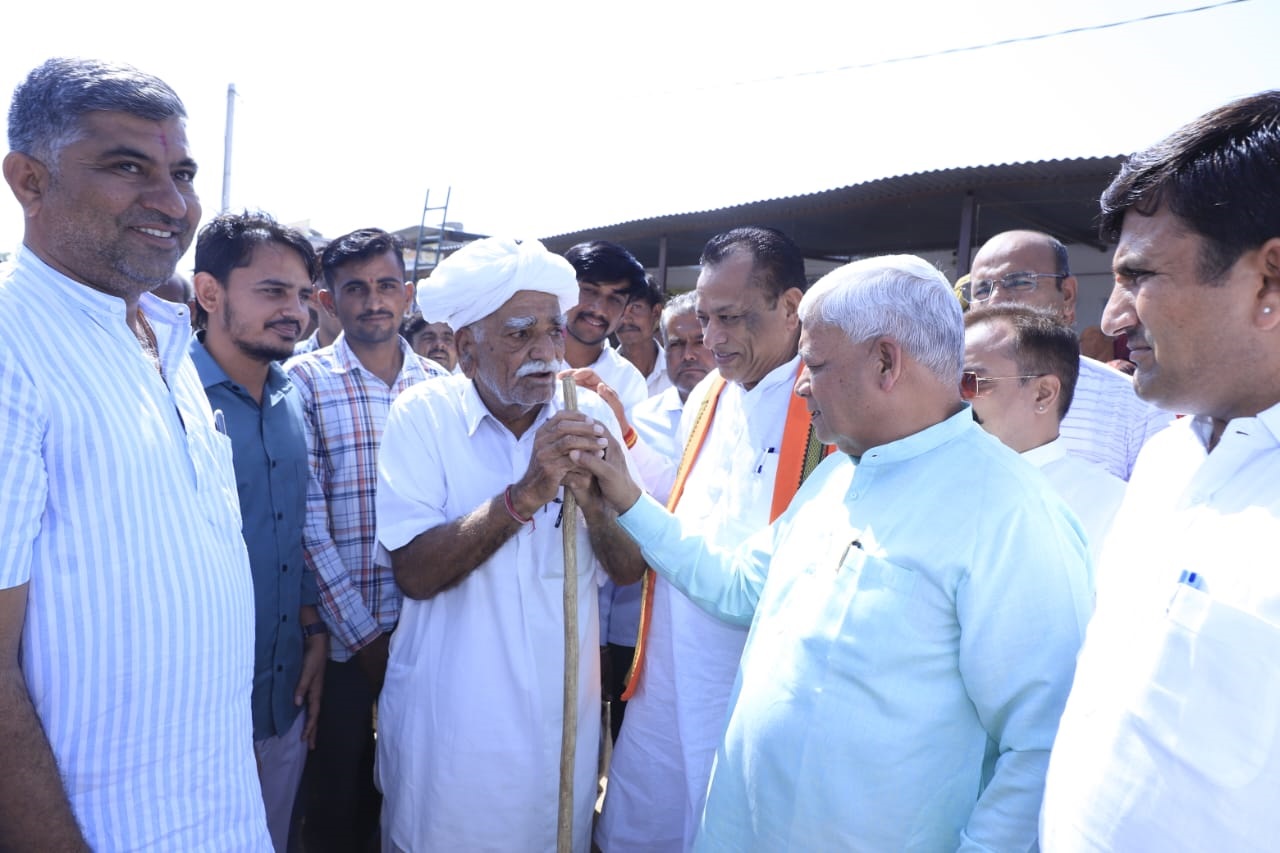 ग्रामीणों को दिलाया हरसंभंव मदद का भरोसा, प्रशासनिक अधिकारियों के साथ की समीक्षा बैठक