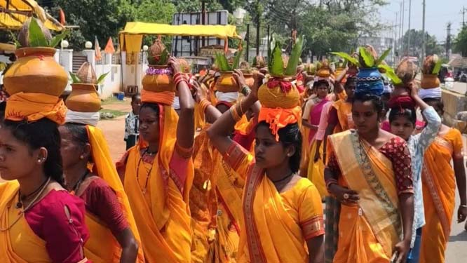 भगवान नरसिंह जयंती पर कुम्हार समाज ने नरसिंह मंदिर से निकाली शोभा यात्रा