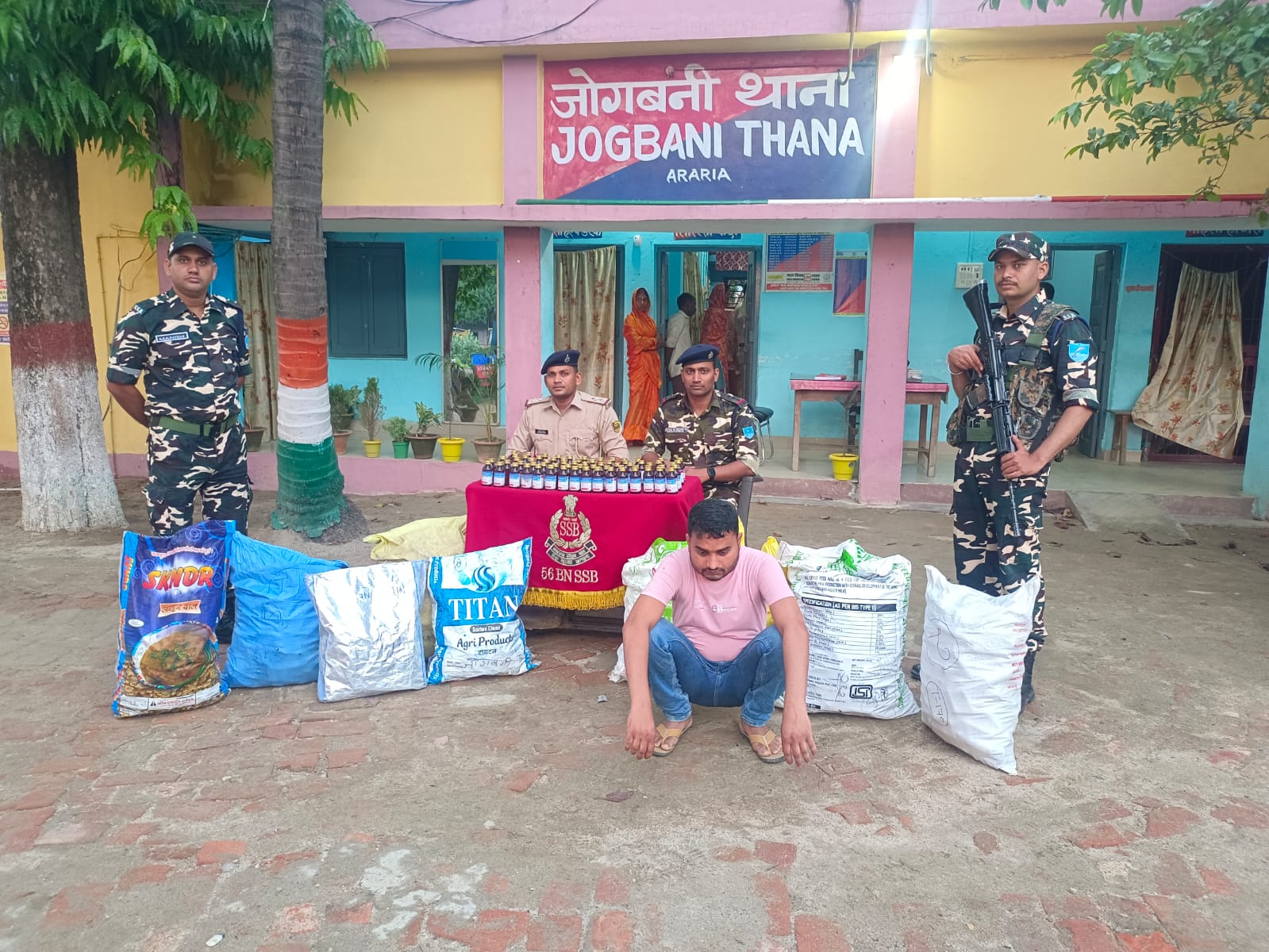 प्रतिबंधित कफ सिरप,नशीली दवाईयों के खेप सहित भारतीय-नेपाली करेंसी के साथ युवक गिरफ्तार