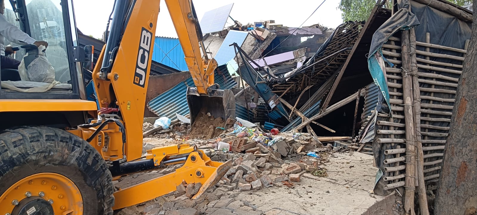मुरादाबाद विकास प्राधिकरण की प्रवर्तन टीम ने 800 वर्ग मीटर में अनधिकृत निर्माण एवं अवैध प्लॉटिंग को किया ध्वस्त