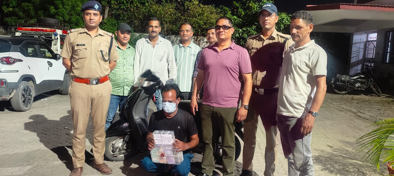 सिक्योरिटी गार्ड से बना तस्कर, 54 लाख की स्मैक के साथ गिरफ्तार