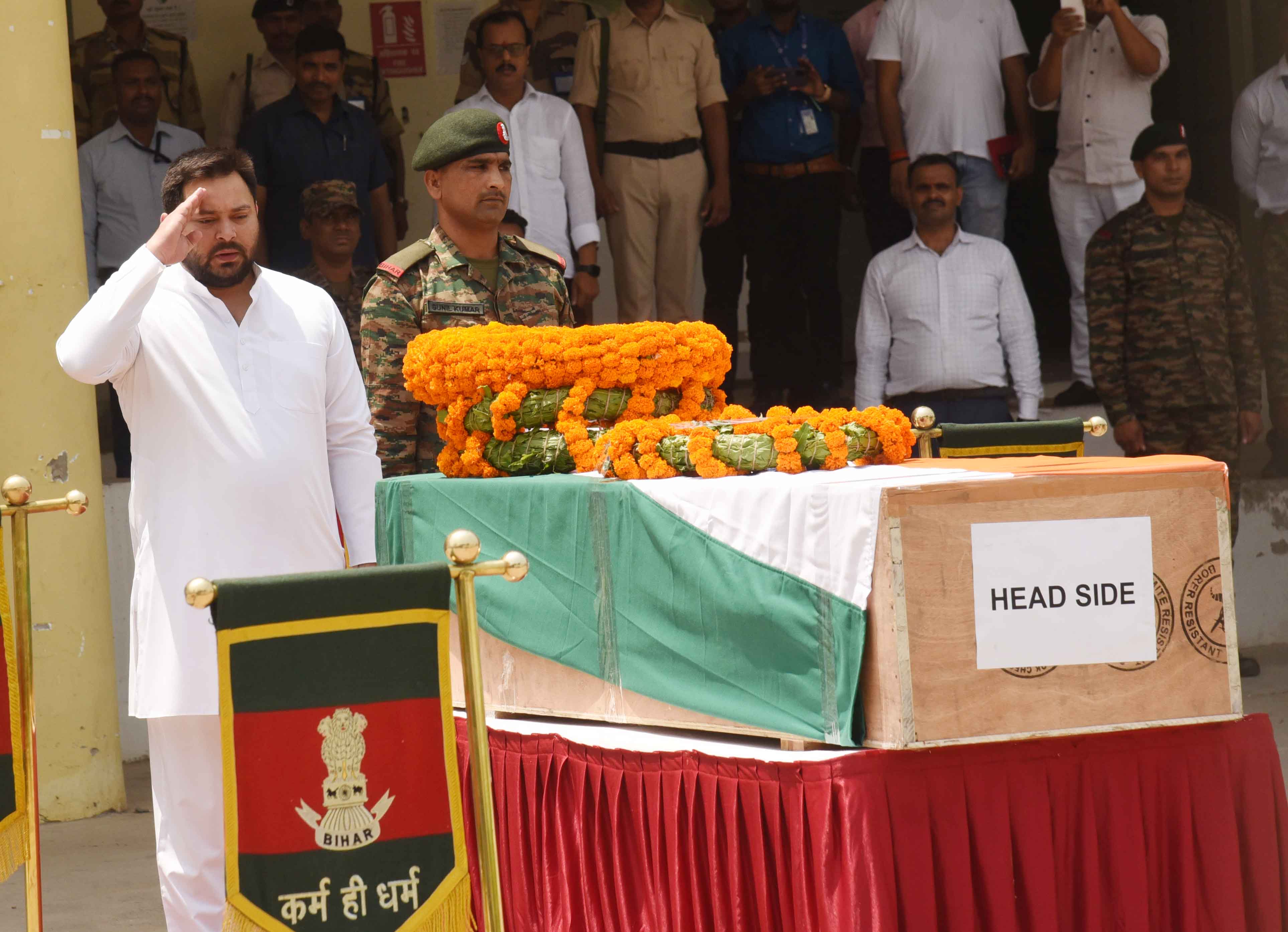 पटना एयरपोर्ट पर आर्मी जवान रामबाबू गुप्ता के पार्थिव शरीर पर श्रद्धांजलि देते नेता प्रतिपक्ष तेजस्वी यादव पटना एयरपोर्ट पर आर्मी जवान रामबाबू गुप्ता के पार्थिव शरीर पर श्रद्धांजलि देते नेता प्रतिपक्ष तेजस्वी यादव