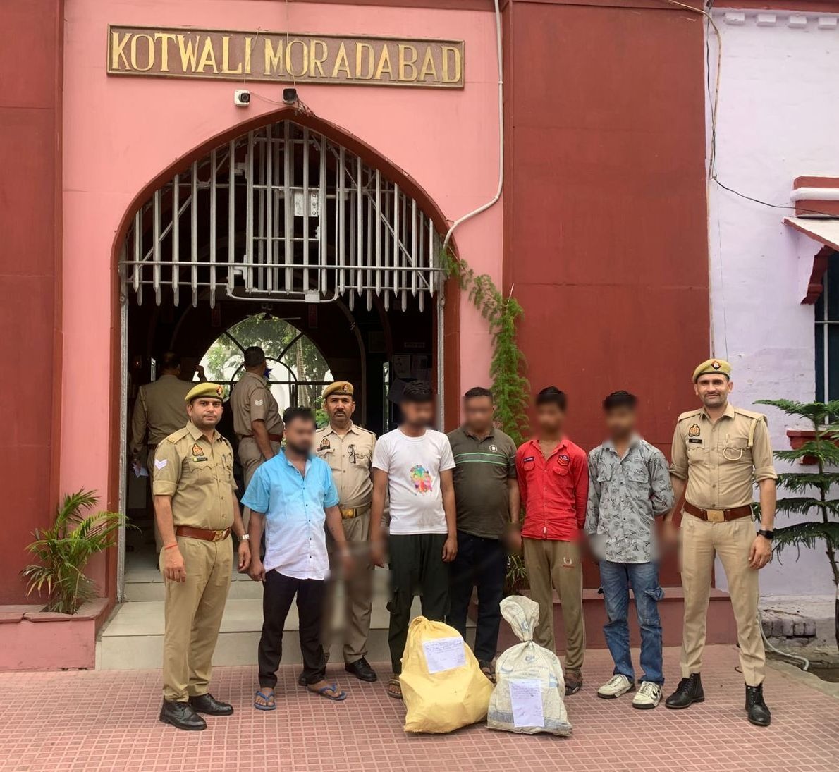 दुकान से बर्तन व सामान चुराने के पांच आरोपित गिरफ्तार