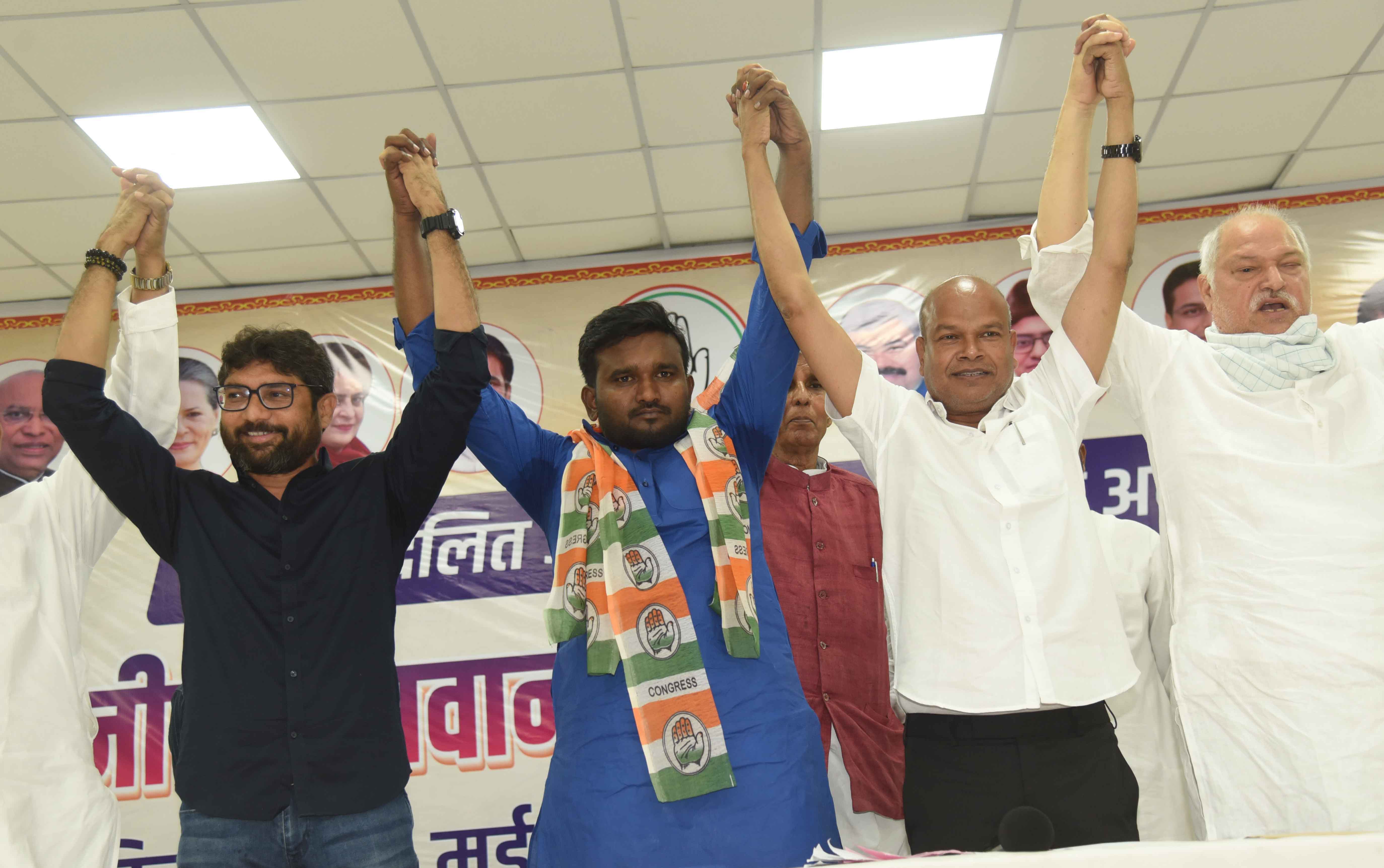 गुजरात कांग्रेस के कार्यकारी अध्यक्ष जिग्नेश मेवाणी, प्रदेश अध्यक्ष राजेश कुमार ने राष्ट्रीय दलित अधिकार मंच के प्रदेश अध्यक्ष मनीष पासवान को मिलन समारोह के दौरान कांग्रेस की सदस्यता ग्रहण कराते गुजरात कांग्रेस के कार्यकारी अध्यक्ष जिग्नेश मेवाणी, प्रदेश अध्यक्ष राजेश कुमार ने राष्ट्रीय दलित अधिकार मंच के प्रदेश अध्यक्ष मनीष पासवान को मिलन समारोह के दौरान कांग्रेस की सदस्यता ग्रहण कराते