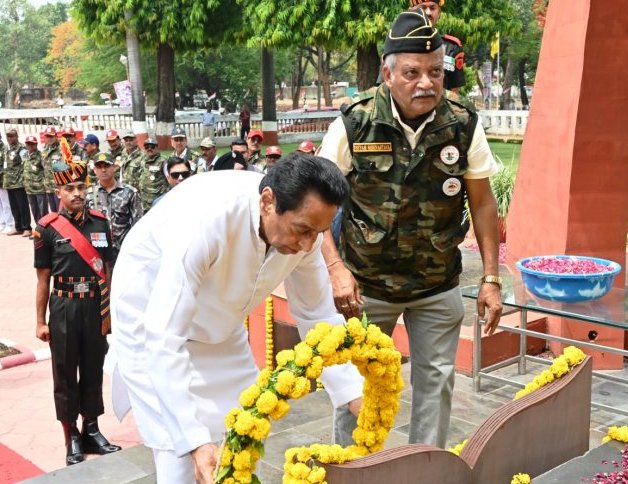 कांग्रेस नेताओं ने शौर्य स्मारक पर दी वीर शहीदों को श्रद्धांजलि