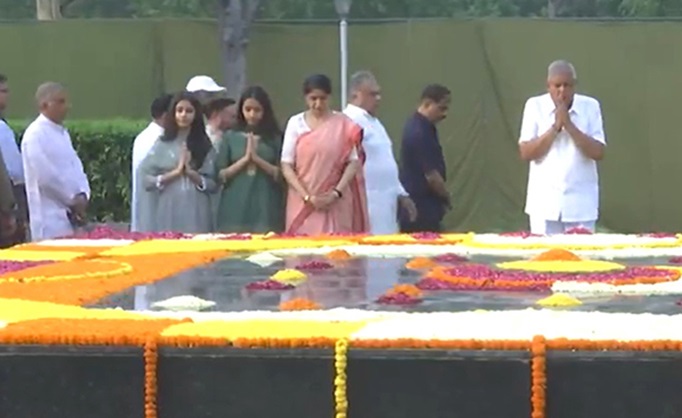 उपराष्ट्रपति धनखड़ ने चौधरी चरण सिंह को दी श्रद्धांजलि, फूल चढ़ाने पहुंचे किसान घाट