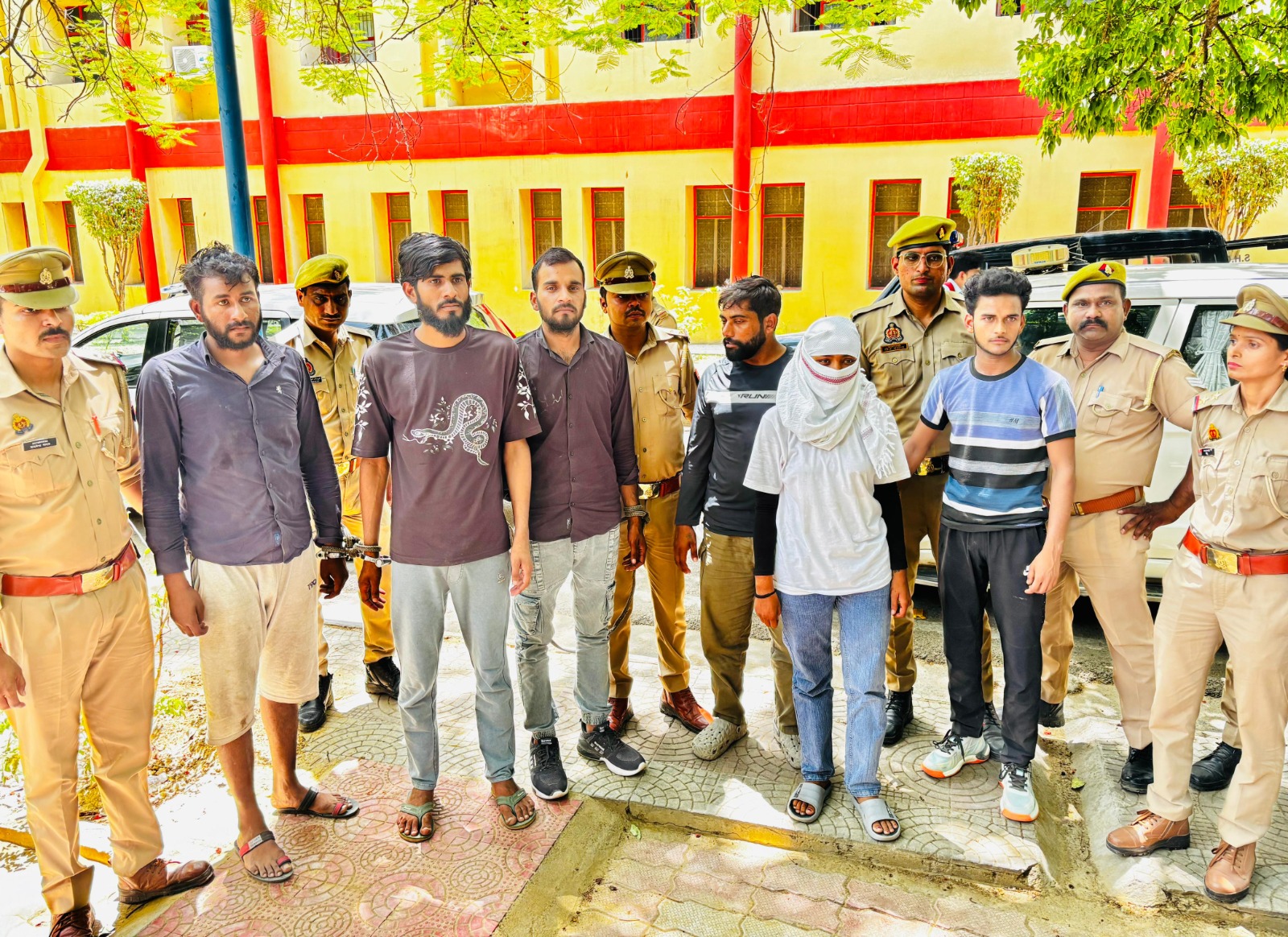 महिलाओं को बंधक बनाकर डकैती करने वाले छह शातिर चढ़े पुलिस के हत्थे