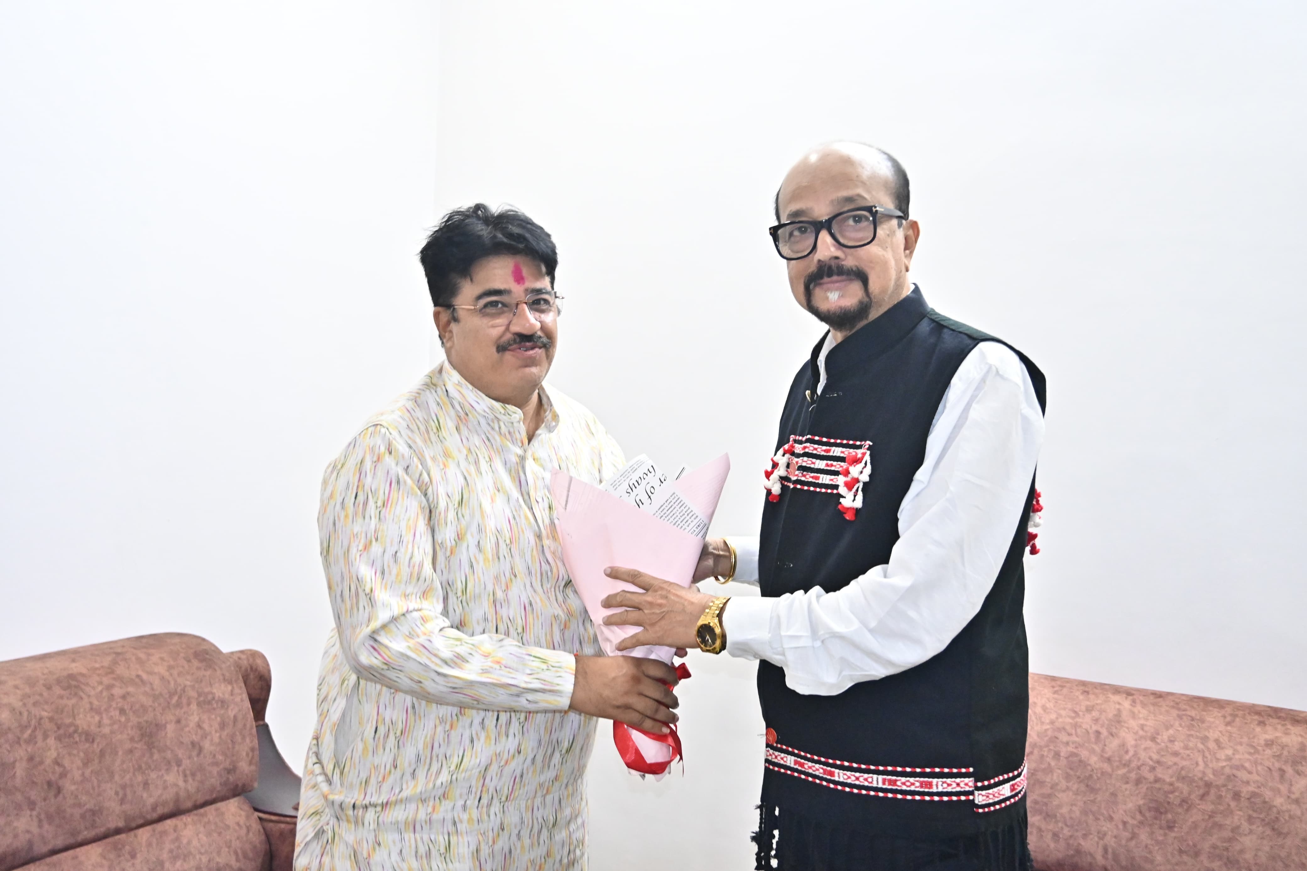 राज्यपाल रमेन डेका का स्वागत करते हुए महापौर रामू रोहरा।