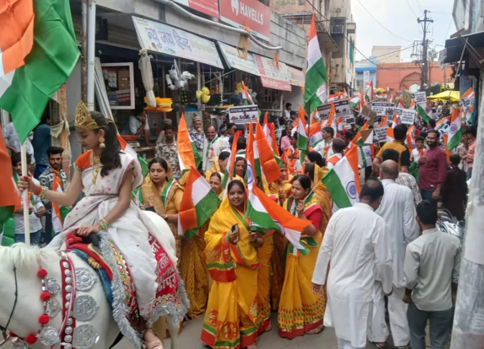 राजगढ़ःसर्वधर्म के लोगों ने निकाली तिरंगा यात्रा, जगह-जगह पुष्पवर्षा से स्वागत