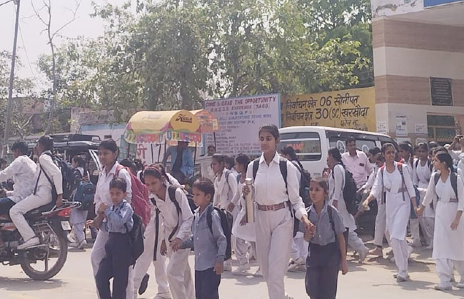 सोनीपत: वाहन चालकों व स्कूली बच्चों के लिए खतरा बने सूखे पेड़