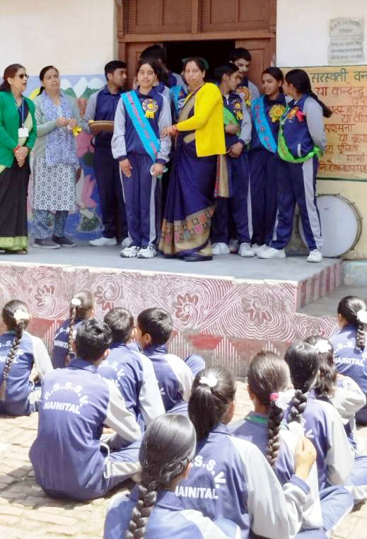 राष्ट्रीय शहीद सैनिक स्मारक विद्यापीठ में छात्र अनुशासन समिति के सदस्यों को बैच लगातर जिम्मेदारी सोंपतीं प्रधानाचार्या। राष्ट्रीय शहीद सैनिक स्मारक विद्यापीठ में छात्र अनुशासन समिति के सदस्यों को बैच लगातर जिम्मेदारी सोंपतीं प्रधानाचार्या।