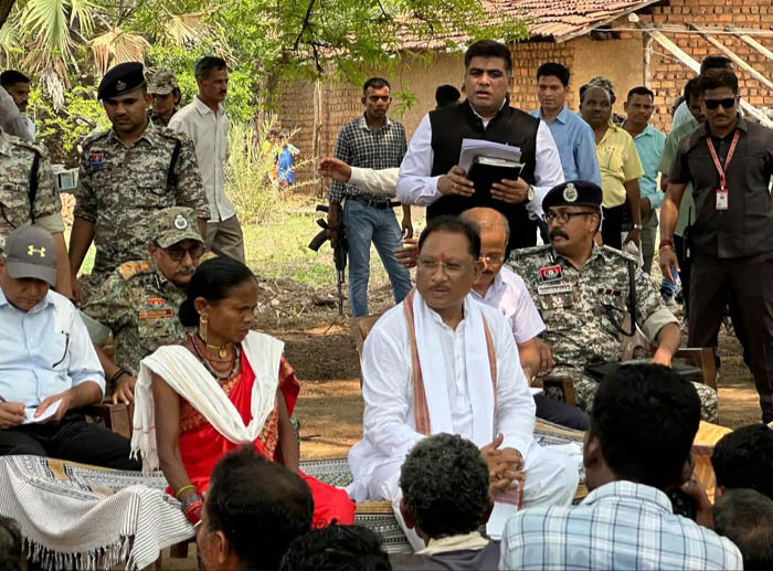 मुख्यमंत्री साय दंतेवाड़ा जिले के ग्राम मुलेर पहुंचे, ग्रामीणों की समस्याओं का किया निराकरण