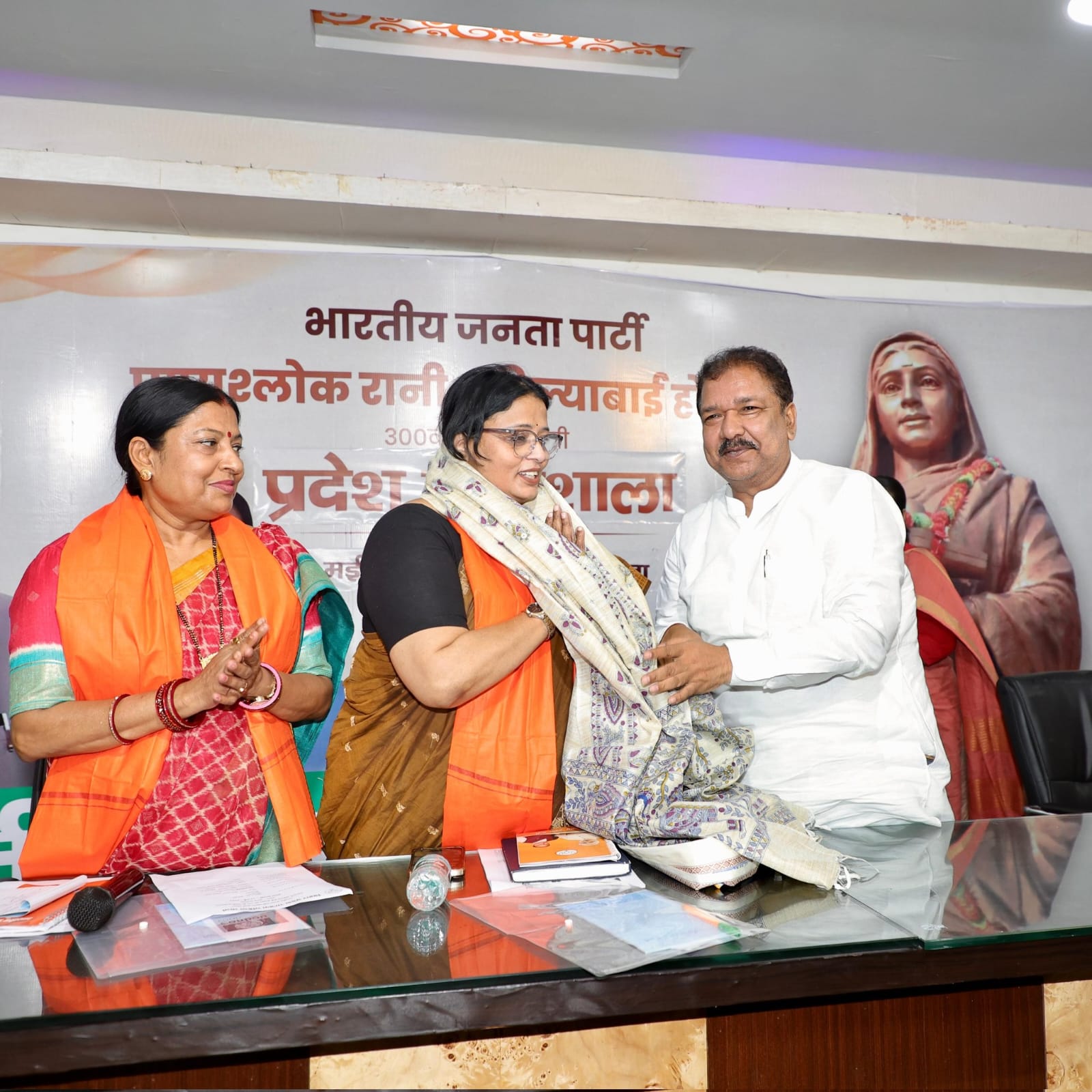 भाजपा कार्यालय में महारानी अहिल्याबाई होल्कर की 300वीं जयंती पर आयोजित कार्यशाला को संबोधित करते प्रदेश अध्यक्ष दिलीप जायसवाल भाजपा कार्यालय में महारानी अहिल्याबाई होल्कर की 300वीं जयंती पर आयोजित कार्यशाला को संबोधित करते प्रदेश अध्यक्ष दिलीप जायसवाल