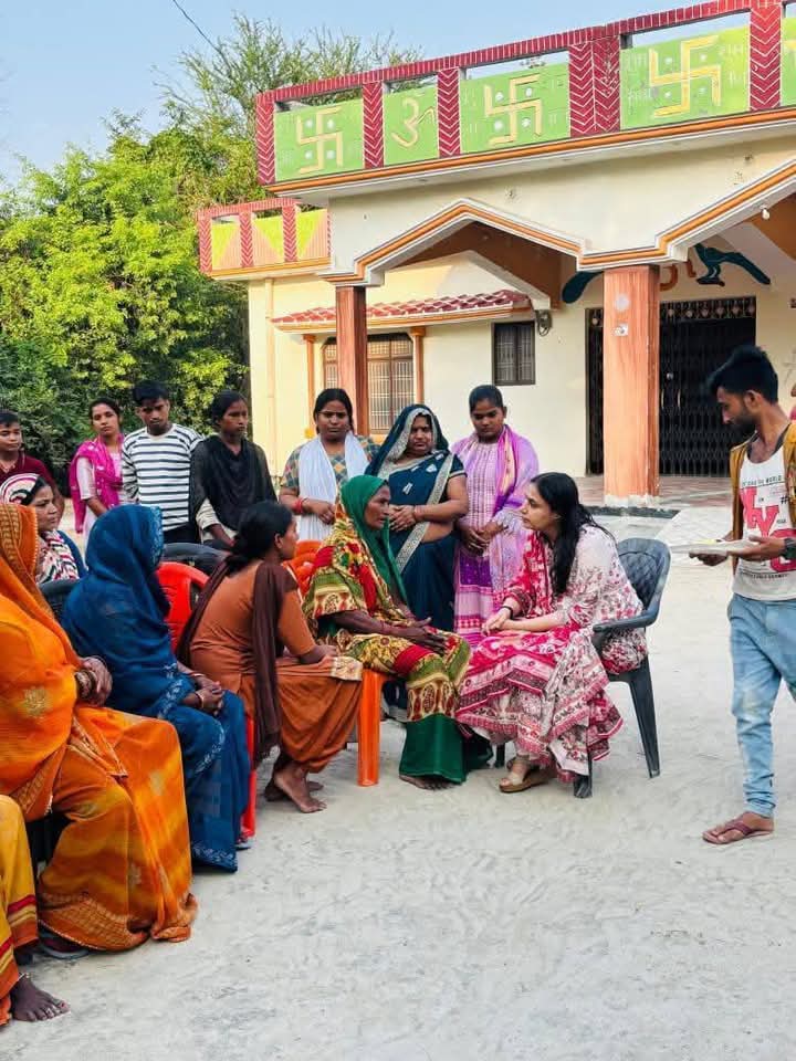 परिवार से बात करती डा. तन्वी जायसवाल