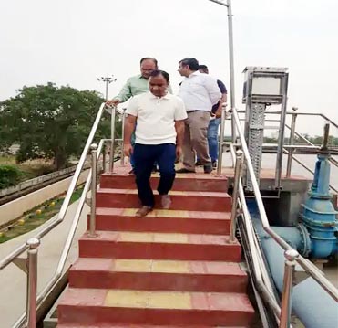 फरीदाबाद : निगम कमिश्रर ने की एसटीपी की जांच, पानी का रिकार्ड किया चेक