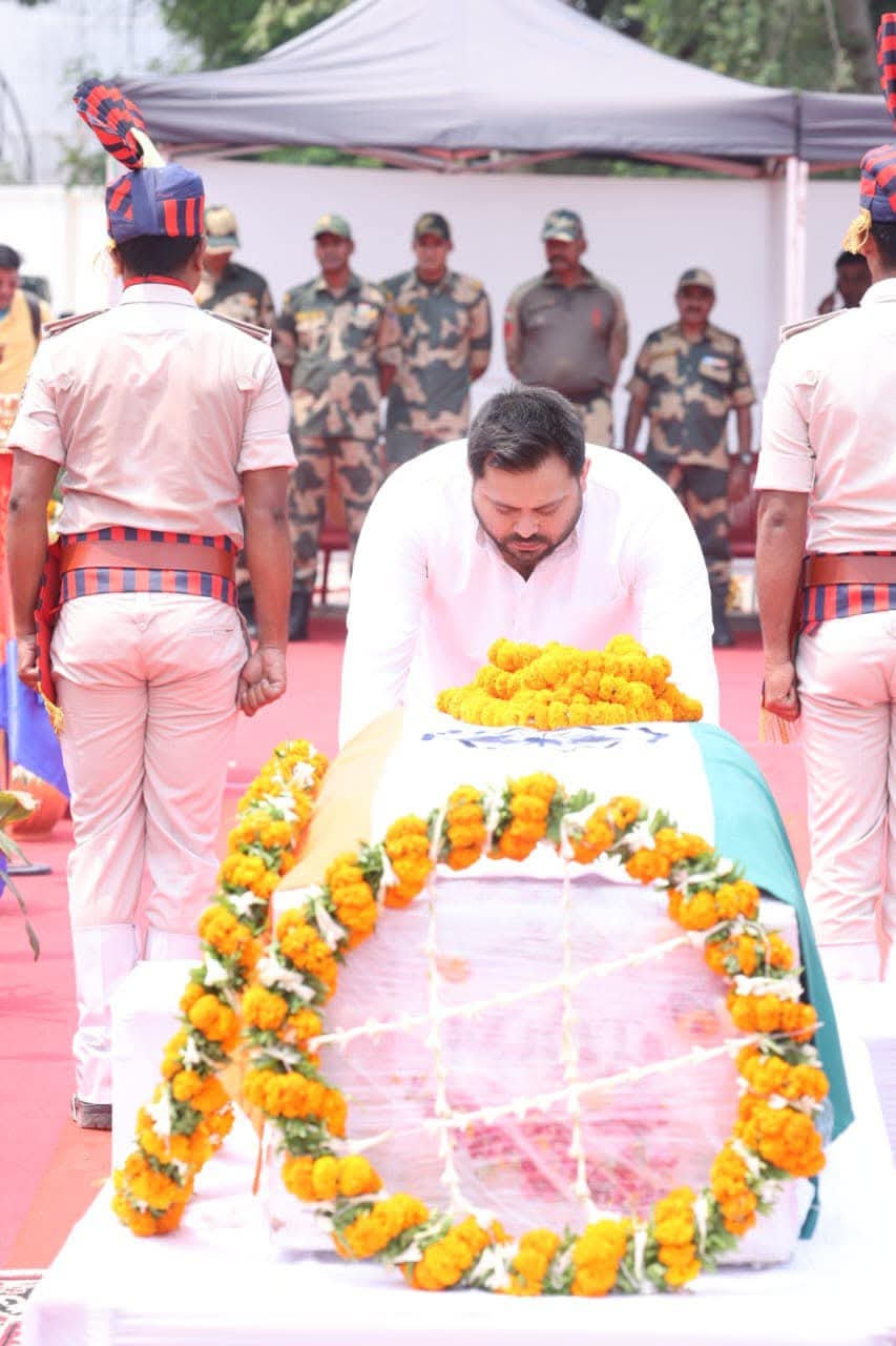 पटना एयरपोर्ट पर बीएसएफ के सब-इंस्पेक्टर अमर शहीद मोहम्मद इम्तियाज को इंडिया पाक पाकिस्तान युद्ध में शहीद शहीद जवान को श्रद्धांजलि देते नेता प्रतिपक्ष तेजस्वी यादव पटना एयरपोर्ट पर बीएसएफ के सब-इंस्पेक्टर अमर शहीद मोहम्मद इम्तियाज को इंडिया पाक पाकिस्तान युद्ध में शहीद शहीद जवान को श्रद्धांजलि देते नेता प्रतिपक्ष तेजस्वी यादव