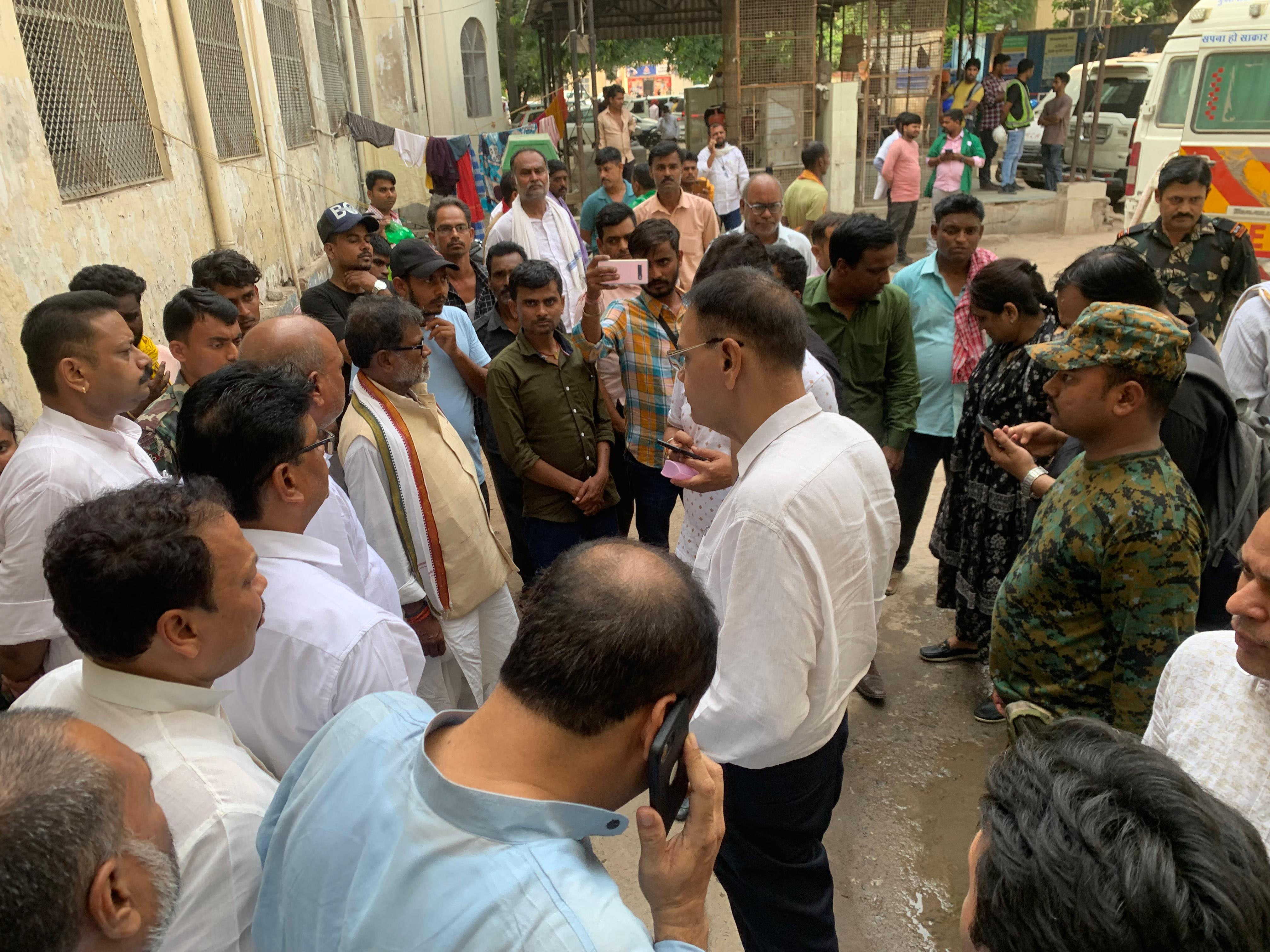 रेप पीड़िता का PMCH में इलाज नहीं होने पर बिहार प्रदेश कांग्रेस अध्यक्ष राजेश कुमार राम का अस्पताल परिसर में विरोध प्रदर्शन के बाद एडमिशन लिया। रेप पीड़िता का PMCH में इलाज नहीं होने पर बिहार प्रदेश कांग्रेस अध्यक्ष राजेश कुमार राम का अस्पताल परिसर में विरोध प्रदर्शन के बाद एडमिशन लिया।