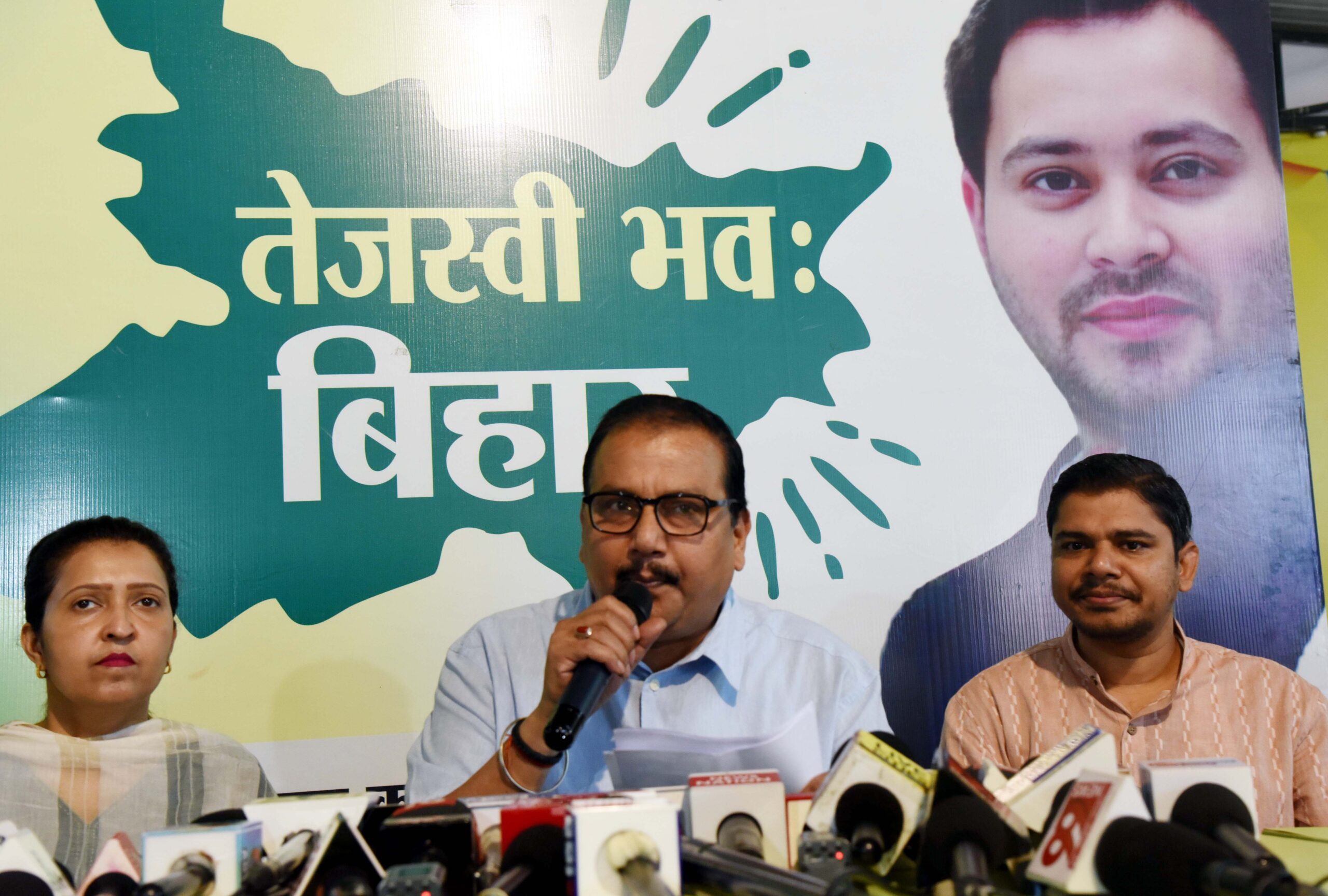 राज्यसभा सांसद एवं राजद के प्रवक्ता मनोज झा संवाददाता सम्मेलन को संबोधित करते