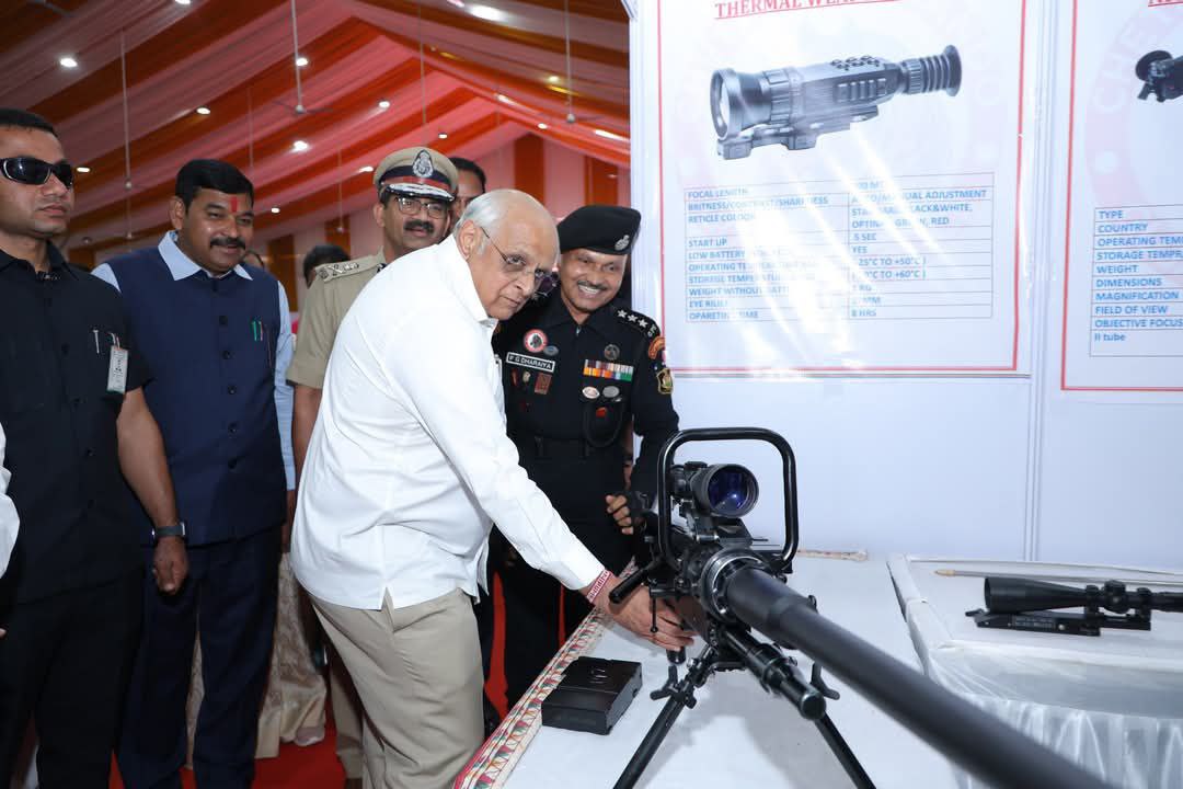 गुजरात दिवस पर पुलिस एक्सपो, मुख्यमंत्री ने पुलिस बल के आधुनिक शस्त्रों का मुआयना किया