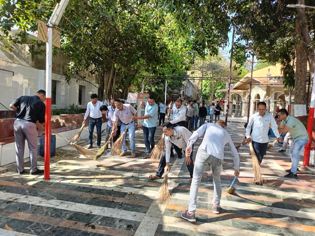 राज्य के विभिन्न धार्मिक स्थलों पर एक विशेष स्वच्छता अभियान चलाया गया। राज्य के विभिन्न धार्मिक स्थलों पर एक विशेष स्वच्छता अभियान चलाया गया।