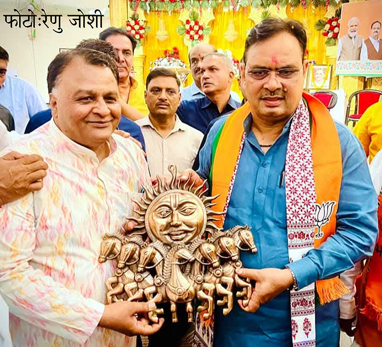 सीएम भजनलाल शर्मा को सूर्य सम्मान अर्पित, सात घाेड़ाें से सुसज्जित रथ पर सवार प्रतिमा भेंट