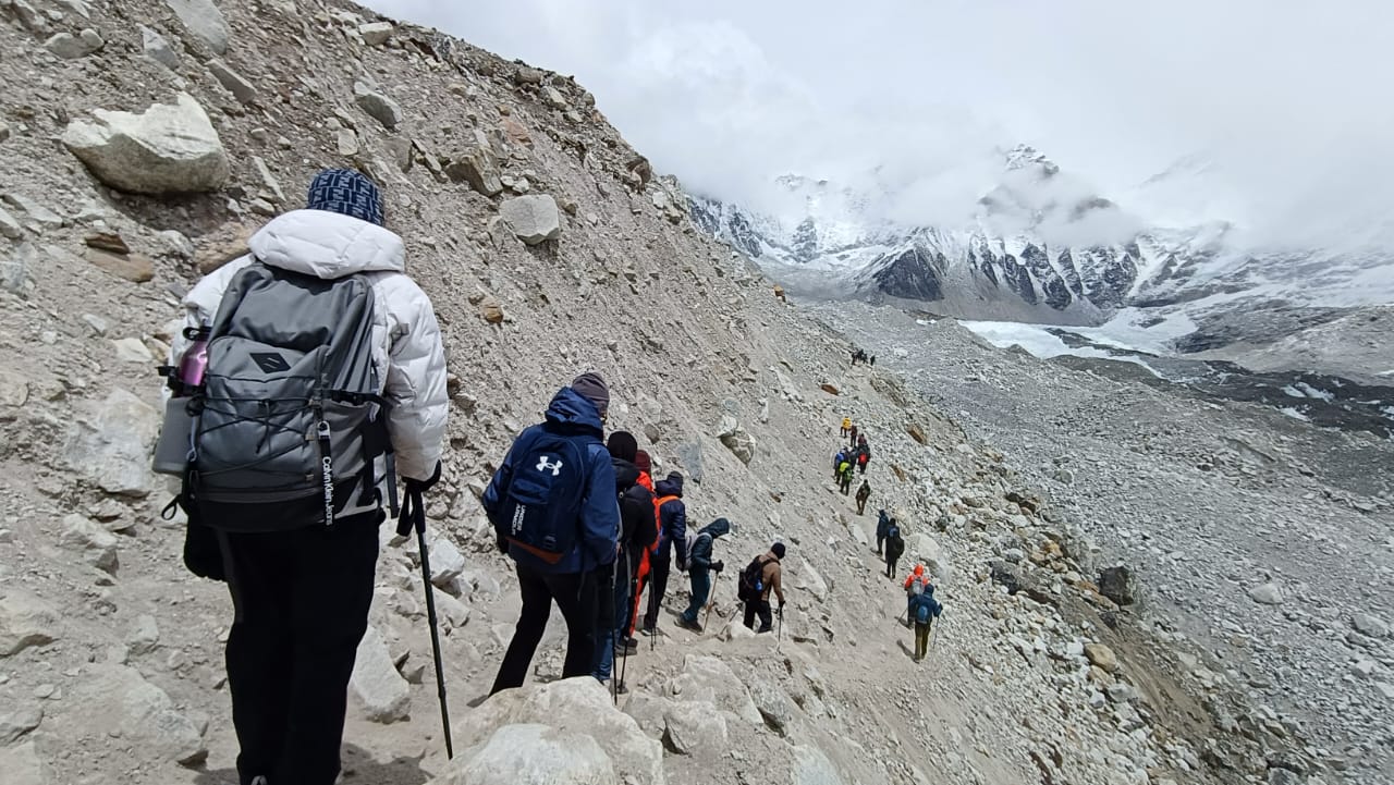 अजमेर मेयो कॉलेज 150वीं वर्षगांठ : 22 छात्रों ने साहसिक एवरेस्ट बेस कैंप 17.598 फीट की ऊँचाई पर फहराया मेयो पचरंगा अजमेर मेयो कॉलेज 150वीं वर्षगांठ : 22 छात्रों ने साहसिक एवरेस्ट बेस कैंप 17.598 फीट की ऊँचाई पर फहराया मेयो पचरंगा