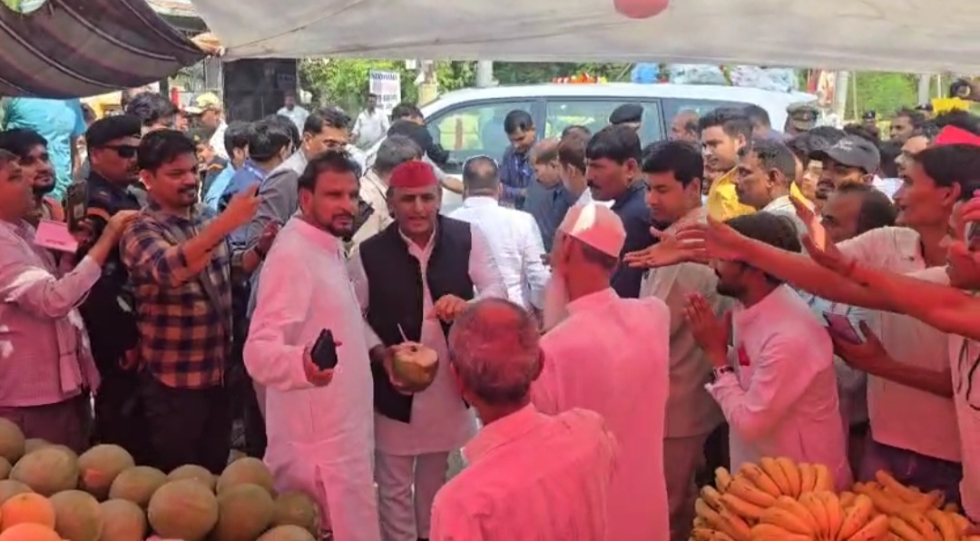 रास्ते में रुक कर नारियल पानी पीते हुए रास्ते में रुक कर नारियल पानी पीते हुए