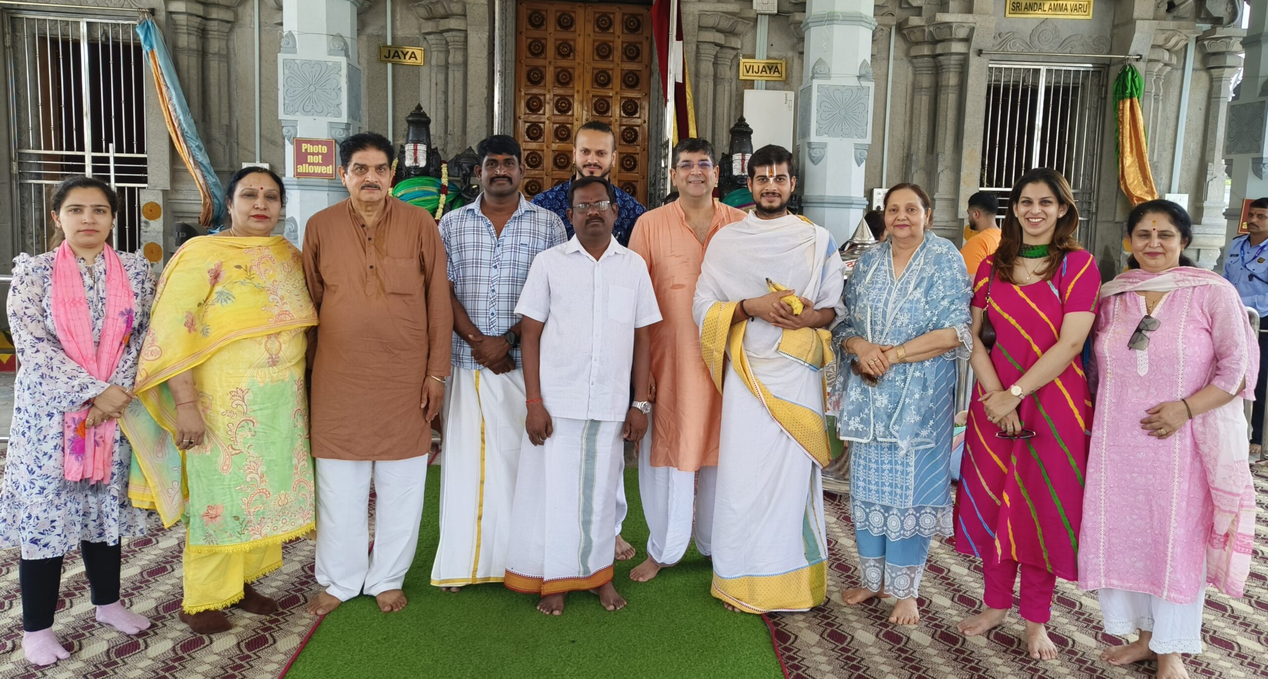 जम्मू के तिरुपति बालाजी मंदिर में विशेष अभिषेक में श्रद्धालुओं ने हिस्सा लिया