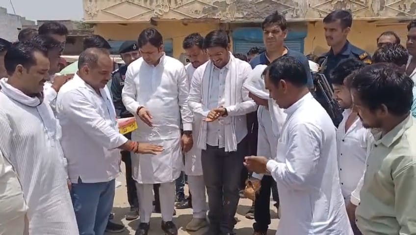 खेल राज्य मंत्री गौरव गौतम उद्घाटन का नारियल फोड़ते हुए