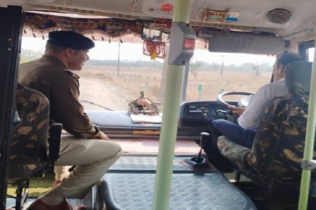 वाहनों की चेकिंग वाहनों की चेकिंग