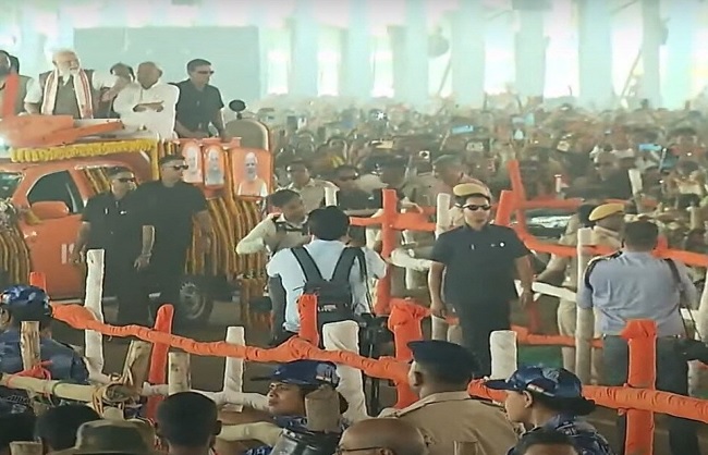 प्रधानमंत्री मोदी खुली जीप में मुख्यमंत्री के साथ बिक्रमगंज में मंच तक पहुंचे, जनसभा शुरू